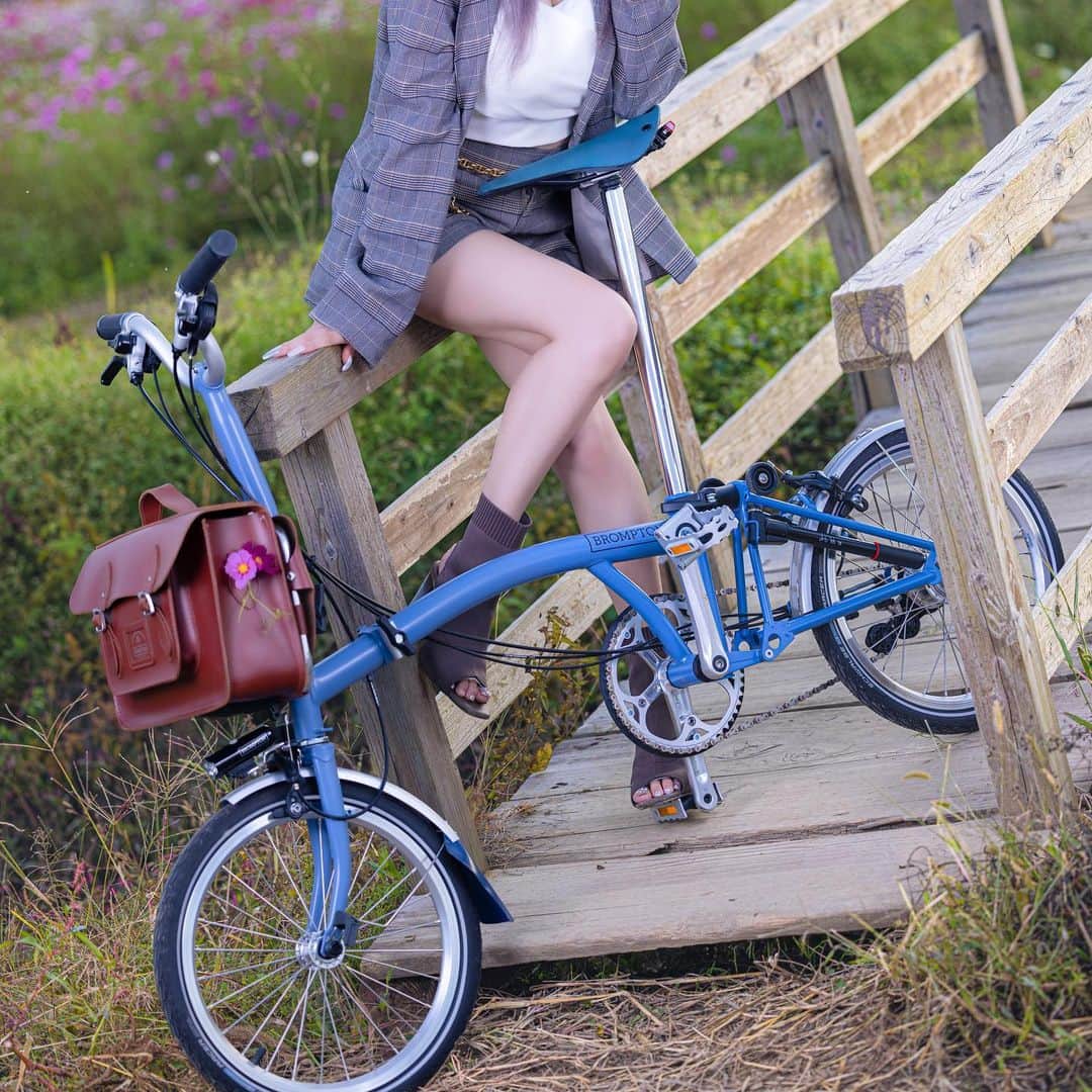華密美琉さんのインスタグラム写真 - (華密美琉Instagram)「🚲🌼  愛車のブロンプトンとサイクリング  ブロンプトンに乗りたい人いたら 一緒にサイクリングしよ！！  🚲🌼  #ブロンプトン #ブロンプトンのある風景  #ブロンプトン女子  #ブロンプトンと旅に出よう  #ブロンプトン乗ってます   🚲🌼  今後のスケジュールは  5月4日　東リべオンリー　 サークル参加 SUPER COMIC CITY 30 -day2- SUPER TOKYO罹破維武 2023 東京ビッグサイト　東展示棟 東リべの他に弱ペダ新刊頒布予定 ジョジョやワンピースも持ってくよ！  新刊写真集、無料配布あります！ よろしくお願いします🫶✨  🚲🌼  #gamergirl  #gamergirls  #コスプレ #cosplay  #cosplaygirl  #cosplayphotography  #cosplaygirls  #cosplaymakeup  #cosplaymodel  #cosplayerjapan  #coser  #cyclinglife  #cycling  #cyclist  #cyclingphotos  #cyclingtips  #cyclingpics  #cyclelife  #brompton  #bromptonbicycle  #bromptonlovers  #bromptonlife  #like #follow  #model」4月3日 11時35分 - chamomile_chami