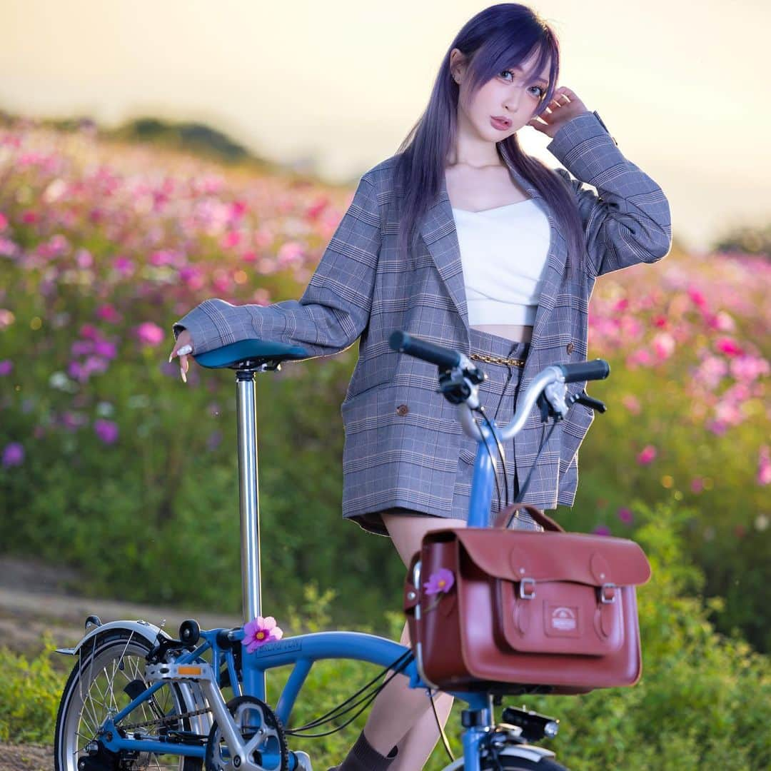 華密美琉さんのインスタグラム写真 - (華密美琉Instagram)「🚲🌼  愛車のブロンプトンとサイクリング  ブロンプトンに乗りたい人いたら 一緒にサイクリングしよ！！  🚲🌼  #ブロンプトン #ブロンプトンのある風景  #ブロンプトン女子  #ブロンプトンと旅に出よう  #ブロンプトン乗ってます   🚲🌼  今後のスケジュールは  5月4日　東リべオンリー　 サークル参加 SUPER COMIC CITY 30 -day2- SUPER TOKYO罹破維武 2023 東京ビッグサイト　東展示棟 東リべの他に弱ペダ新刊頒布予定 ジョジョやワンピースも持ってくよ！  新刊写真集、無料配布あります！ よろしくお願いします🫶✨  🚲🌼  #gamergirl  #gamergirls  #コスプレ #cosplay  #cosplaygirl  #cosplayphotography  #cosplaygirls  #cosplaymakeup  #cosplaymodel  #cosplayerjapan  #coser  #cyclinglife  #cycling  #cyclist  #cyclingphotos  #cyclingtips  #cyclingpics  #cyclelife  #brompton  #bromptonbicycle  #bromptonlovers  #bromptonlife  #like #follow  #model」4月3日 11時35分 - chamomile_chami