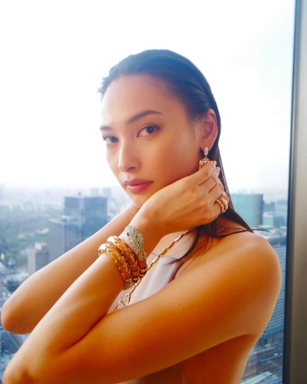大政絢のインスタグラム：「Precious magazine 4月号 オフショット📸  @bulgari   #Preciousjp #precious_magazine #bulgari #セルペンティ」