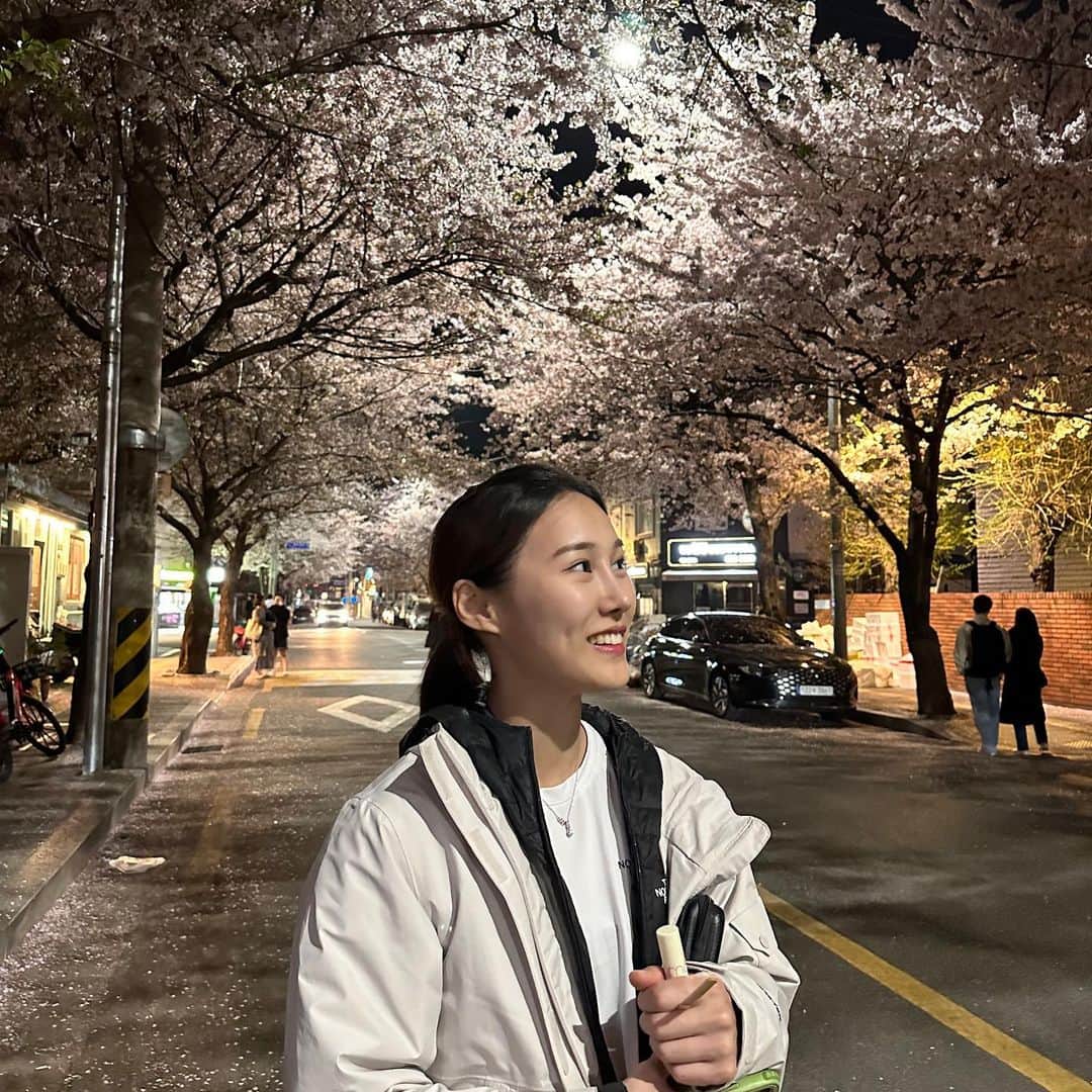サ・ソルのインスタグラム：「요즘 내가 매일 입는 노스페이스 우먼스 고어텍스 에코 하이크 자켓  (누가봐도 매일 입은거 티남…)   -리드하고 홍대쪽으로 넘어와 저녁먹고 아이스크림먹으며 산책 겸 벚꽃구경하면서 주머니에 양손에 짐 잔뜩인 상태에서 대충 부랴부랴 찰칵 📷  일딴 너무 가볍고 착용감이 좋고 아웃도어 활동 뿐만 아니라 일상생활에서도 착용 가능한 스타일 아무튼 추천 🥰  #노스페이스 #우먼스에코하이크자켓  #자켓추천 #고어텍스 #방수자켓 #봄자켓 #봄등산 #등산코디」