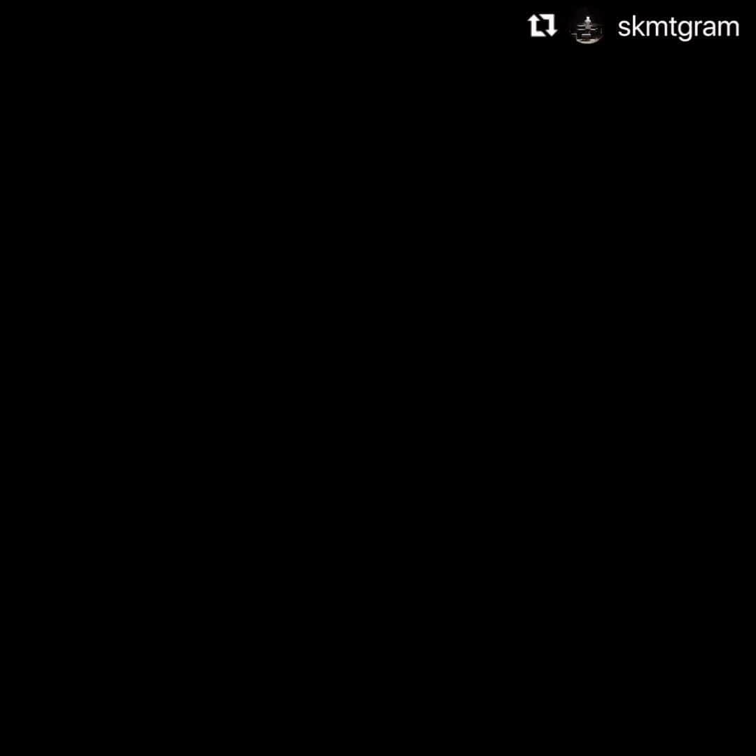 のインスタグラム：「#Repost @skmtgram   坂本龍一さんが天国に召された。 1997年に初めてご一緒したツアー「PLAYING THE ORCHESTRA 1997 “f”」や、龍一さんが作曲し2010年に兵庫芸術文化センター管弦楽団で初演をした「箏とオーケストラのための協奏曲」など、教授との音楽活動は、ワクワクするとても創造的な時間でした。 僕に最初に家庭用ノートパソコンをプレゼントしてくださったのは教授でしたし、何度か一緒に食事をしたり、飲みに行ったりして、とても楽しい時間を過ごさせてもらいました。 ずっと東北での活動を続けておられることを知っていたので、どこかでまた一緒に音楽ができる日が来たら良いなと思っていましたが、あまりにも早い別れで残念です。 心からお悔やみ申し上げます。   合掌   Ryuichi Sakamoto has passed away. The tour "PLAYING THE ORCHESTRA 1997 "f"", which we first performed together in 1997, and "Concerto for Koto and Orchestra", which Ryuichi-san composed and premiered with the Hyogo Performing Arts Centre Orchestra in 2010. It was an exciting and creative time of musical activity with him. He gave me a laptop for me first, and we had a lot of fun together on several occasions, going out for meals and drinks. I knew that he had been continuing his activities in Tohoku for a long time, and I had hoped that one day we would be able to play music together again somewhere, but I am sorry to say goodbye too early. I would like to express my heartfelt condolences.   Rest in peace.   #坂本龍一#RyuichiSakamoto @skmtgram #RIP」