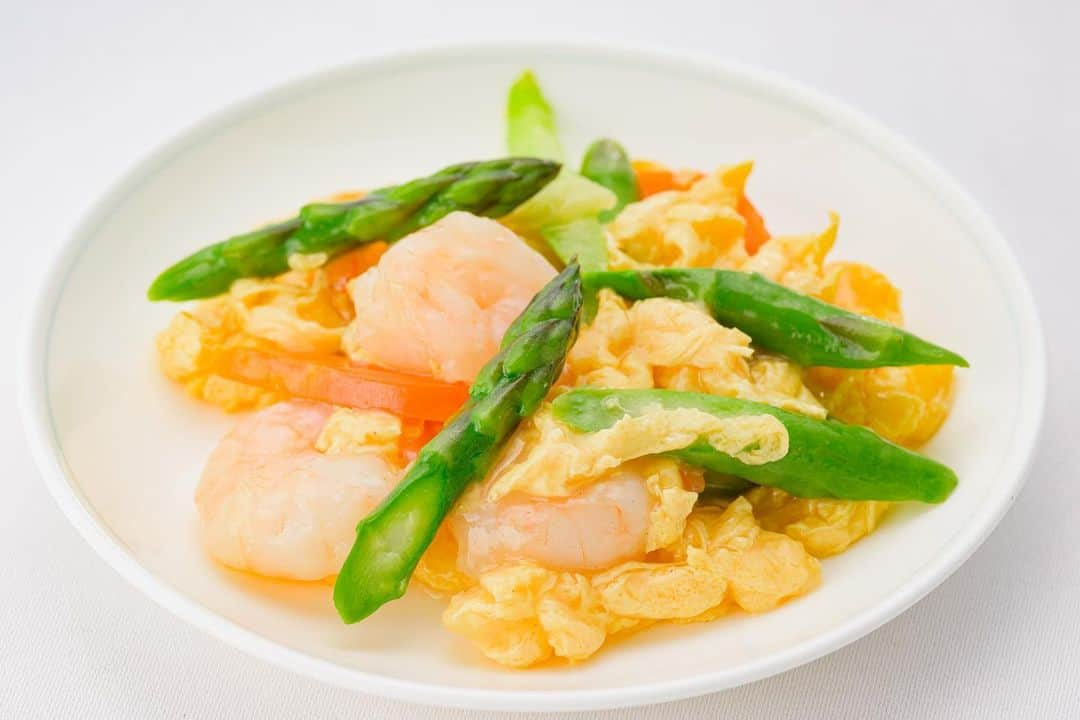 ホテルキャッスル　HOTEL CASTLEのインスタグラム：「【春の食養薬膳 櫻果林ランチ】  メイン料理3品の中から2品チョイスできる食養薬膳《櫻果林ランチ》  美味しく食べて健康になれる、櫻果林でも人気のランチメニューです。  2023年4月・5月はこちらの3品からお選びいただけます🥢  pic.1 A:アスパラと海老の卵炒め  pic.2 B:新玉ねぎと豚肉の炒め  pic.3 C:白身魚の唐辛子甘酢炒め  お好きなメイン２品・小鉢・サラダ・漬物・ご飯・スープ・デザートorコーヒー付き 是非お召し上がりください❗️  ◆食養薬膳 櫻果林ランチ 1,600円（税込）  ホテルキャッスル山形 12階 中国料理 櫻果林にて11:30〜14:30 販売  #ホテルキャッスル #ホテルキャッスル山形 #ホテルランチ #中華ランチ #山形グルメ  #山形ランチ  #ランチセット #ランチ巡り  #ランチメニュー  #ホテル中華 #中国料理 #櫻果林 #営養薬膳 #食養薬膳 #海老 #鰆 #新玉ねぎ #春野菜 #食べて健康 #食在櫻果林」