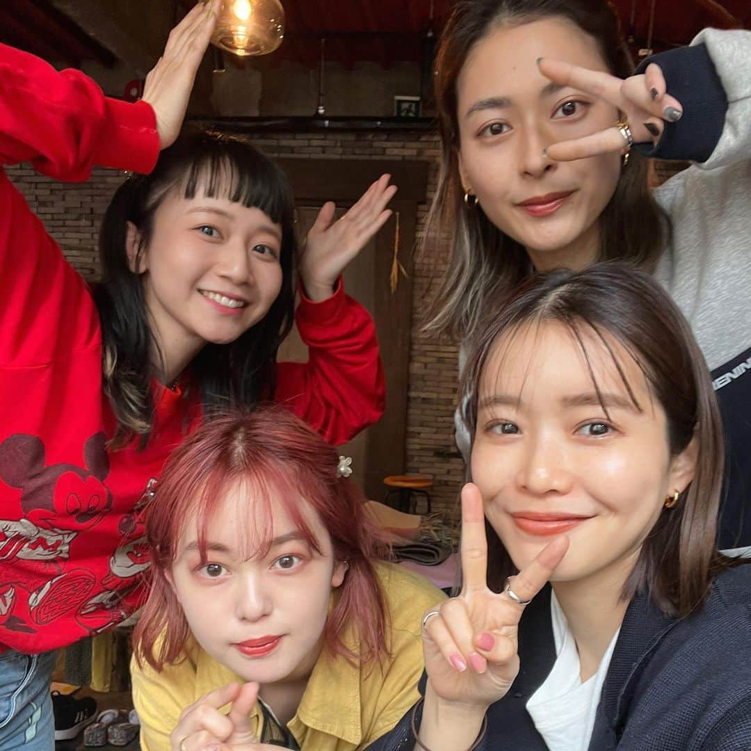 三戸なつめのインスタグラム：「フリマにお越しいただきし皆様ありがとうございました☺️ たのしかったー🌈 終わった後に４人で @machinaka_tokyo でごはん食べてそれはそれは幸せでした🌸 はぁわらった。 おもろい大人たち！ 次はプリクラとろーね🫰 #mito_natsume」