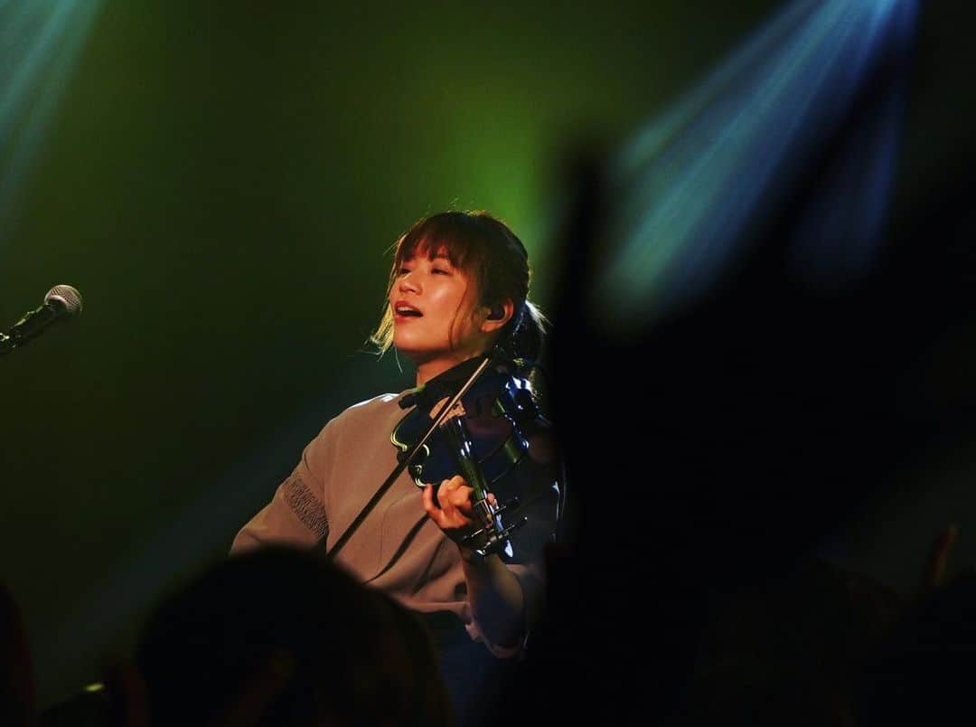 のインスタグラム：「BIGMAMA COMPLETE TOUR 松山WstudioRED . 久しぶりの松山、ありがとうございました！ 見よ、この恍惚な顔を🥨 そして、ちょーカッコいいうちのベーシスト🤘🏻 . みきゃん可愛い🍊💕  #BIGMAMA #BIGMAMACOMPLETE #松山 #松山wstudiored  #みきゃん #クラフトチューハイ好き #恍惚ってか半目」