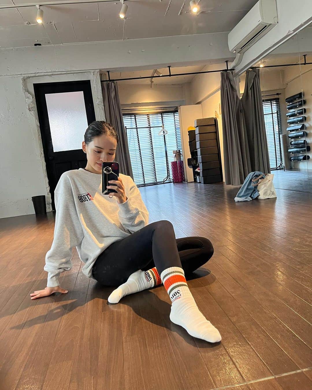 坂野志津佳のインスタグラム：「ヨガの日はいつもこんな格好。  めちゃラフ😆笑  この @thebackofboys_official のスウェットは、 マインドフルネスヨガイベントでいつもヴィーガンスイーツを提供してくれている、あんちゃん @abricot_panda がデザインしたものだよ✨  イケてるでしょ！？😆  ソックスも同じブランド。  オーバーシルエットのスウェット×ヨガパンツ×ソックスイン これが定番スタイルです☝️✨  3枚目の動画は池袋パルコで今やっているポップアップストアに行ったとき。 みなさんも是非行ってみてー❤️  #thebackofboys #池袋パルコ  #ストリートファッション #ヨガウェア #ヨガファッション #ヨガインストラクター」