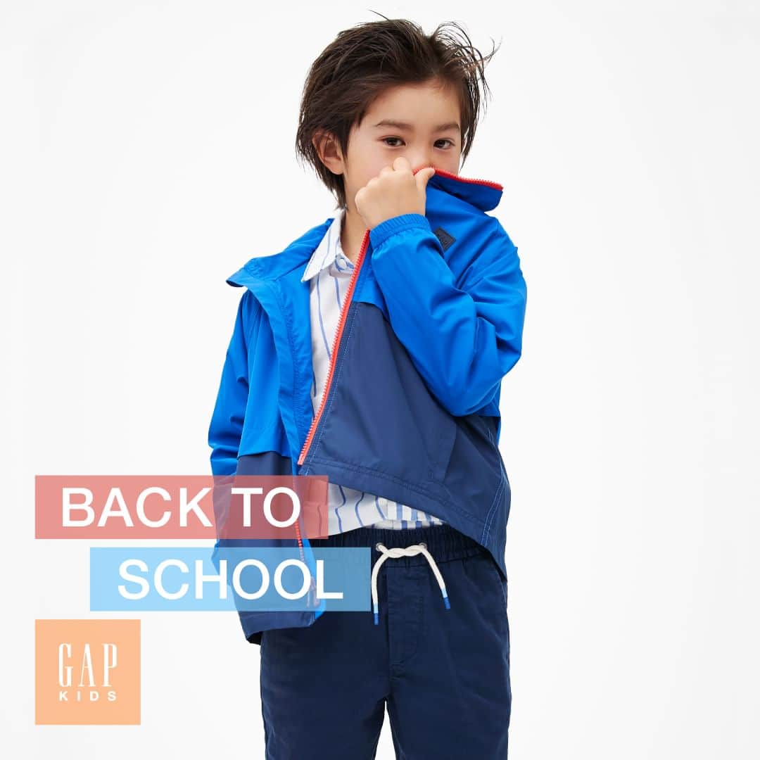 GapKids_jpのインスタグラム：「シンプルな組み合わせも、ストライプシャツとウィンドバスターの切り替えのデザインがアクセントに。  ISSEI / ブラナンクラブ・モデルコンテスト 2022受賞  ＜着用アイテム＞ 54095702/Kids Boy ウィンドバスター 80284212/Kids Boy ショートパンツ 55270200/Kids Boy ポプリンシャツ  #backtoschool #gapkids」
