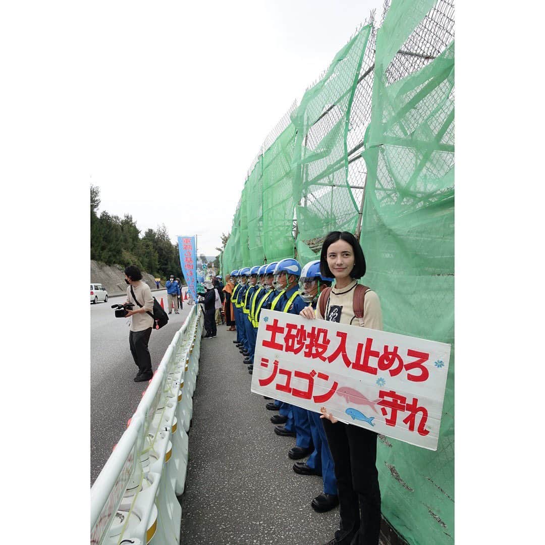 小野りりあんのインスタグラム：「誰もきっと ジュゴンを殺したい とか 自然壊したい とか 思ってる人は ほぼいないと思う🥲  ただ、でもね だまってたら 壊れちゃうし 死んじゃうんだ💀🌏  今の社会構造が 壊すことでお金が めぐるから  自然と人の心を壊す社会システムを 色んな方法で変えてゆく人が もっともっと増えるといい  ダイレクトにNOっていうこと きれいな地球と 人の心を本当の意味で 豊かにしていくことに YESっていうこと  を 自分のやりたい形で やってこう  #辺野古の海を埋め立てないで  #辺野古新基地反対  #沖縄clpスタディ    📸by @e_r_i_e_r_i」