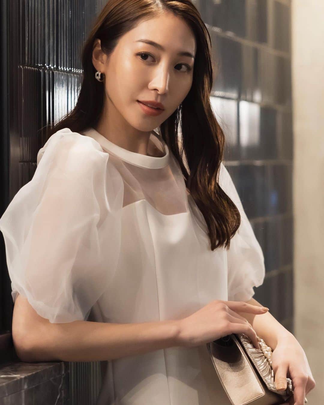 デュラスアンビエントさんのインスタグラム写真 - (デュラスアンビエントInstagram)「𝑵𝒊𝒈𝒉𝒕 𝑶𝒖𝒕 𝒊𝒏 𝑻𝑶𝑲𝒀𝑶  "お呼ばれシーンには華やかな甘さを"  #オーガンジーボリュームスリーブタイトドレス <Ivory, Pink, Black>  ガーリーな華やかさを楽しめるタイトドレス。  ハリのあるマットな素材にはオーガンジーを組み合わせることで、ふんわりとエアリーに仕上げました。  切り替え部分はハートネック仕様で女性らしさを演出。品のある透け感がエレガントな印象を与えます。  袖はオーガンジー素材でボリュームを持たせているので、華奢見え効果も期待できそう。  ＿＿＿＿＿＿＿＿＿＿＿ ✔︎ @ambient_styling #AMBIENT #ambient_official #ambientstyle #アンビエント #お呼ばれコーデ #デート服 #ドレス #お呼ばれドレス」4月3日 12時10分 - ambientofficial