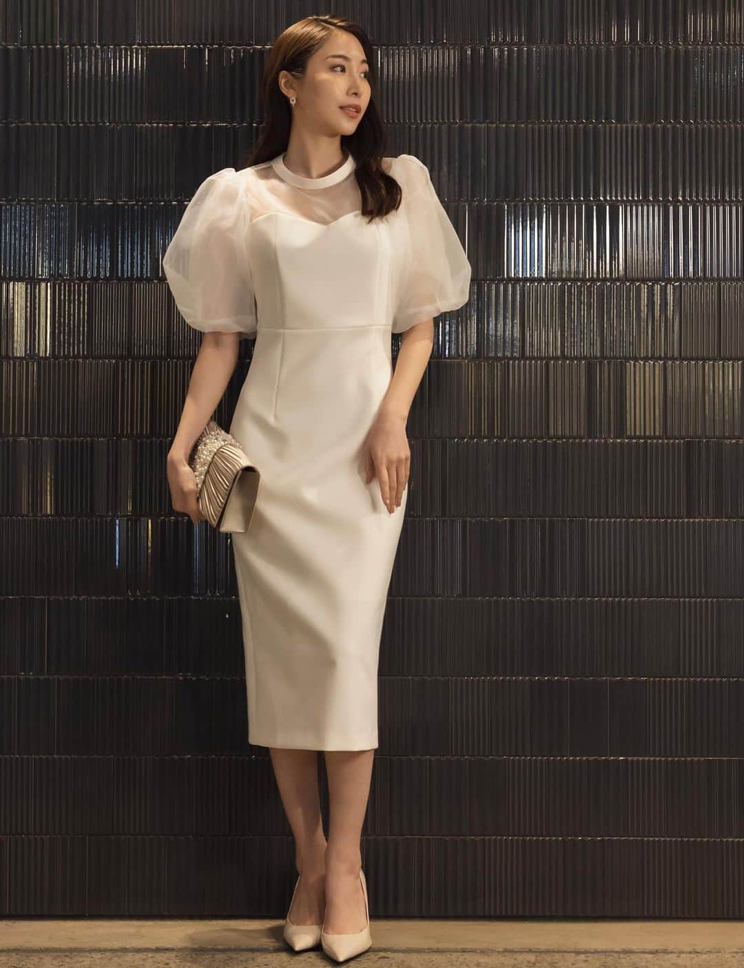 デュラスアンビエントさんのインスタグラム写真 - (デュラスアンビエントInstagram)「𝑵𝒊𝒈𝒉𝒕 𝑶𝒖𝒕 𝒊𝒏 𝑻𝑶𝑲𝒀𝑶  "お呼ばれシーンには華やかな甘さを"  #オーガンジーボリュームスリーブタイトドレス <Ivory, Pink, Black>  ガーリーな華やかさを楽しめるタイトドレス。  ハリのあるマットな素材にはオーガンジーを組み合わせることで、ふんわりとエアリーに仕上げました。  切り替え部分はハートネック仕様で女性らしさを演出。品のある透け感がエレガントな印象を与えます。  袖はオーガンジー素材でボリュームを持たせているので、華奢見え効果も期待できそう。  ＿＿＿＿＿＿＿＿＿＿＿ ✔︎ @ambient_styling #AMBIENT #ambient_official #ambientstyle #アンビエント #お呼ばれコーデ #デート服 #ドレス #お呼ばれドレス」4月3日 12時10分 - ambientofficial
