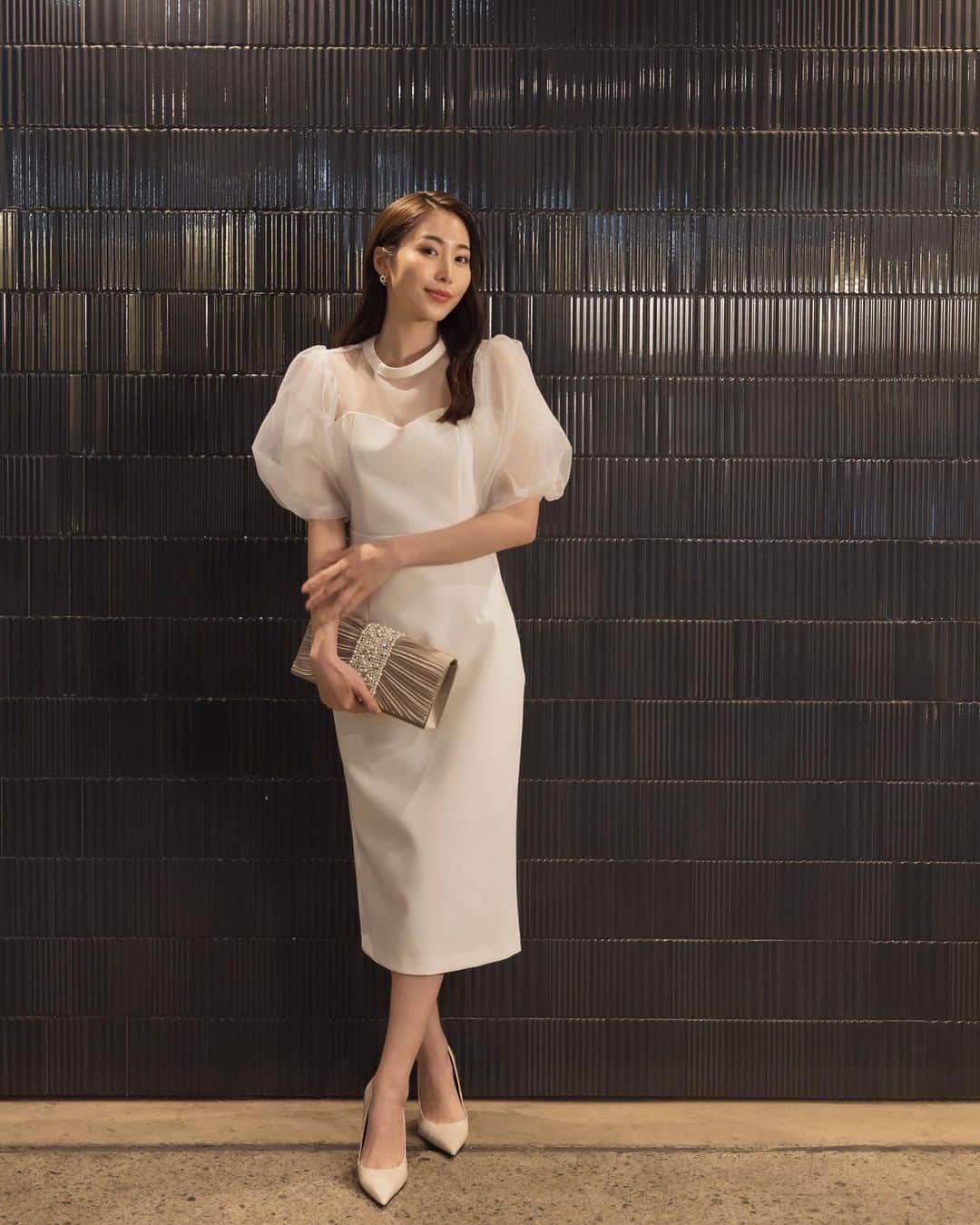 のインスタグラム：「𝑵𝒊𝒈𝒉𝒕 𝑶𝒖𝒕 𝒊𝒏 𝑻𝑶𝑲𝒀𝑶  "お呼ばれシーンには華やかな甘さを"  #オーガンジーボリュームスリーブタイトドレス <Ivory, Pink, Black>  ガーリーな華やかさを楽しめるタイトドレス。  ハリのあるマットな素材にはオーガンジーを組み合わせることで、ふんわりとエアリーに仕上げました。  切り替え部分はハートネック仕様で女性らしさを演出。品のある透け感がエレガントな印象を与えます。  袖はオーガンジー素材でボリュームを持たせているので、華奢見え効果も期待できそう。  ＿＿＿＿＿＿＿＿＿＿＿ ✔︎ @ambient_styling #AMBIENT #ambient_official #ambientstyle #アンビエント #お呼ばれコーデ #デート服 #ドレス #お呼ばれドレス」