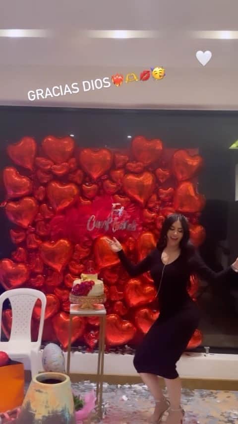 ジェシカ・セディールのインスタグラム：「Y pues que les digo bebes😍… la pasamos BOMBA! 🙌🥳🍾🍰💖 Primera celebración de mi cumple! Es decir el pre cumple 🎁🤪 Gracias Dios, gracias familia y amigos! 😻💋 Gracias a todas las personas que me acompañaron!  Y gracias a ustedes mi gente por tanto amor!❤️‍🔥🥹 Que nota la vida ☺️」