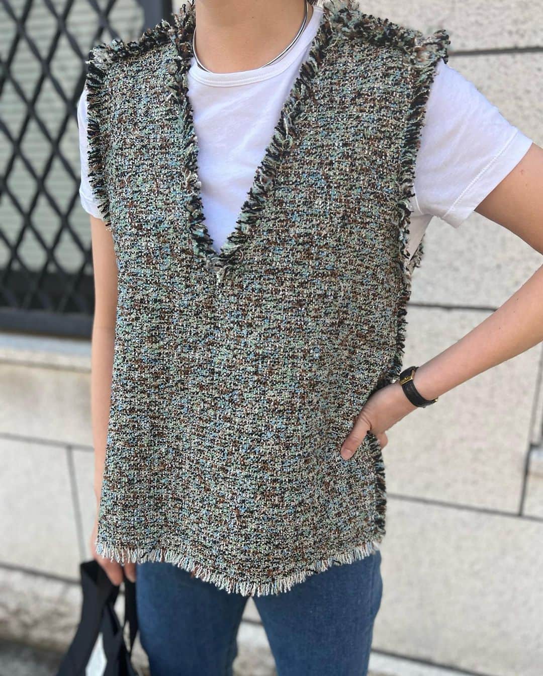 GREED TOKYO STOREさんのインスタグラム写真 - (GREED TOKYO STOREInstagram)「New arrival "KASURI Classic Tweed Vest"  マルチに長い期間活躍してくれるベストのご紹介です。 袖口はセミフレアーになっており、広めのアームホールで様々なインナーとコーディネートして頂けます。 肩の部分はパッドを使用せず贅沢にツイード生地を4枚重ねてフリンジのボリューム感を出したデザイナー拘りのベストです。  KASURI Classic Tweed Vest S/M ¥40.700  #greedinternational #bedandbreakfastqualityoflife  #greedtokyo #greedfukuoka  #tweed#tweedvest#ootd#fashion #occasion#occasionwear #seasonless   #グリード #グリードトウキョウ #グリードインターナショナル #ツイード#ツイードベスト#シーズンレス」4月3日 12時14分 - greed_tokyo