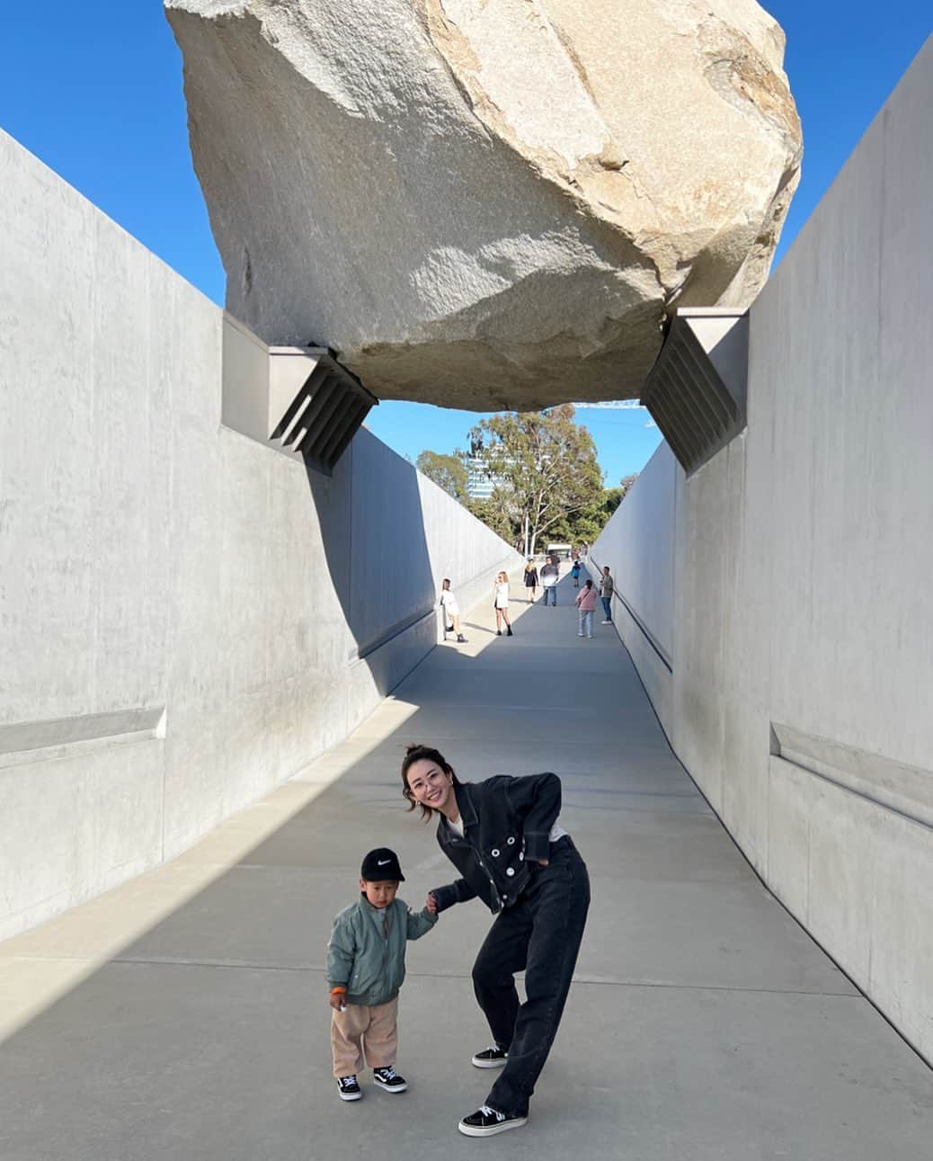 グンミ のインスタグラム：「급으로 간 LACMA  여길 너희들과 같이 오다니  엄마 아빠는 그저 신기하다」