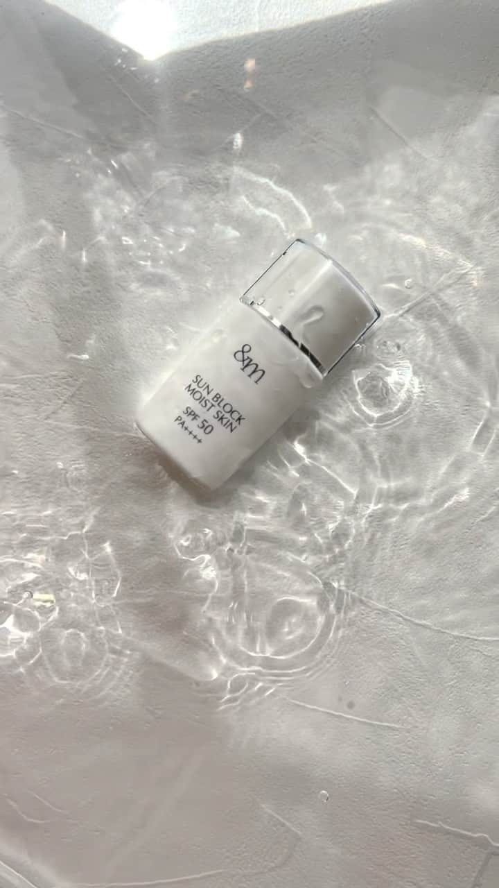 &mのインスタグラム：「～守りたいのは紫外線だけじゃない～ W Protect & W Glow紫外線と乾燥から守って魅せる日焼け止め  紫外線対策と乾燥対策を同時に行える日焼け止めです。素肌を守り、美肌に魅せるをこと叶えました。」