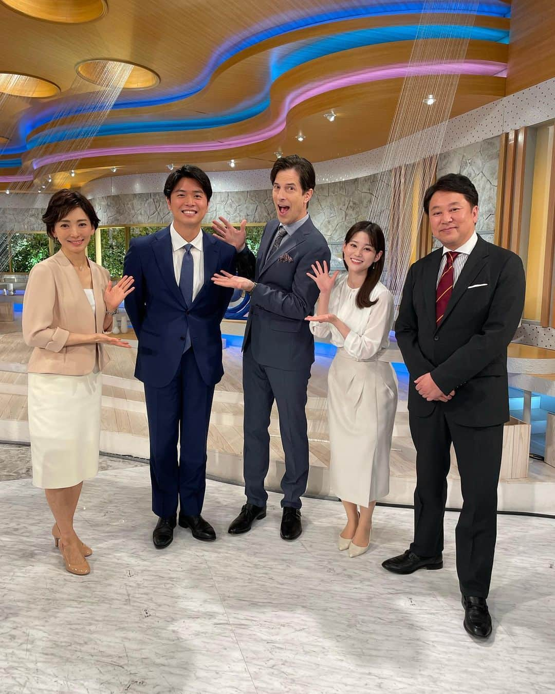 塩田真弓のインスタグラム：「「弟」がモーサテを卒業しました。 こちらは「弟」と 思っていたら あちらは「母」と 思ってくれていたと番組最後のコメントで🤣 平太郎さんに「歯ぎしりしてたでしょ」 と言われましたが とーんでもありません そんなふうに思ってくれていたとは、、いや、そこまで支えられたのかな🥲と。  「母」への決意報告は すべて本人が決めた後でした。  どんな決意でも 一歩踏み出すのは尊い決意。 どんなときも見守って 応援していきますから。  節目の報告を皆で築地本願寺にて 順にお焼香していたら オルガン演奏が響き渡り♪  カバンの中からは春日お得意のスパイスたっぷりカレーのいい香りが🍛  #モーサテ　#門出　#転機　#野沢春日　#パックン　#大浜平太郎　#中原みなみ　#春　そう、そんな春の日に春日は一歩踏み出しました  #fabrice」