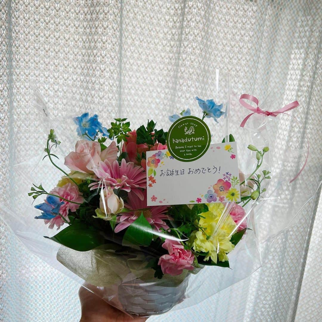 田井弘子さんのインスタグラム写真 - (田井弘子Instagram)「お母さんから 誕生日プレゼントに可愛いお花💐が届いた🥹✨ 嬉しすぎる。ありがとう☆  今日から #葛飾ナンバー　 本格的稽古スタート！頑張れそう👍」4月3日 12時23分 - hirokotai