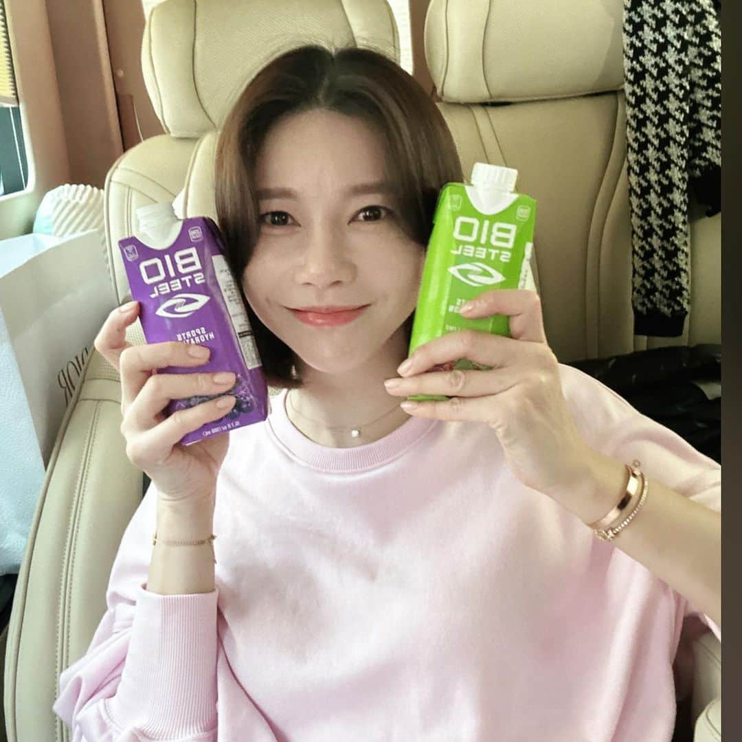 チャ・イェリョンのインスタグラム：「매일매일 마시는 바이오스틸 저는 포도맛 베리맛 좋아해요💜🍓  @theorohaejung  언니가 상시 판매중인데 저는 4박스씩 구매하고 매일 두통 정도 먹어요  아미노산 워터 #바이오스틸  몸에 좋다니 촬영전 촬영중 운동 전후로 꼭 챙겨 드셔보세요💜❤️💛」