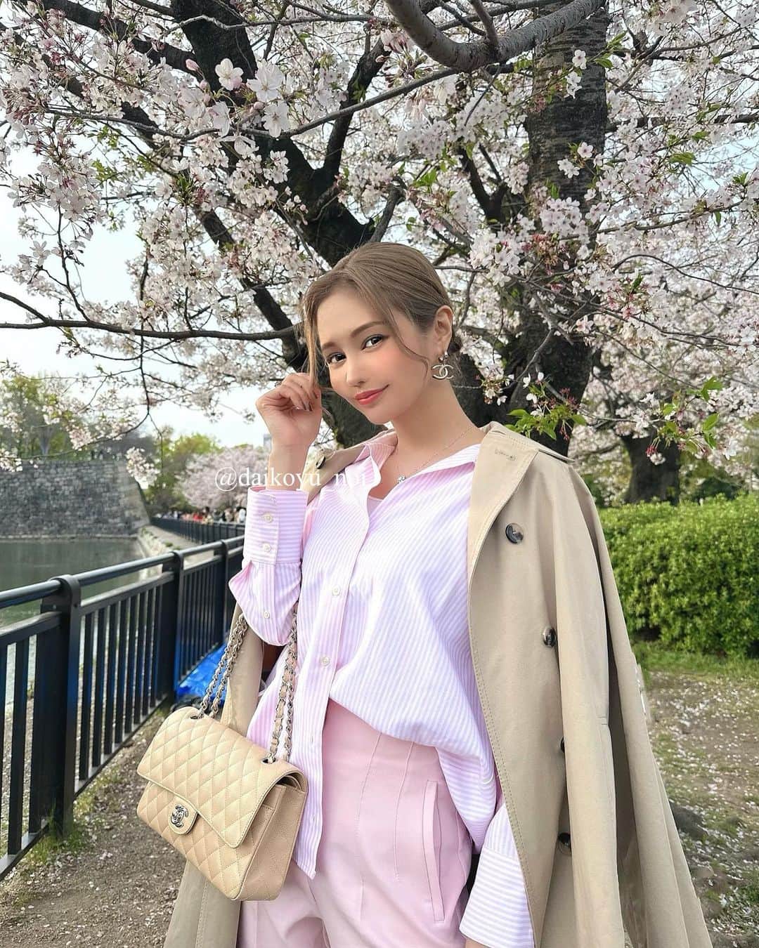 のいちゃんのインスタグラム：「お花見🌸🌸🌸 結構散って葉桜🍃それはそれで好き🫶🏻 . ピンクの服で♡ 全身 @zara  だよー👍 . . . #大阪城公園 #花見スポット  #afactory #ダウンタイム #ショートカット#シーシャ#ドレス #vantyme#travel#summer#diet#sea#beauty#整形#豊胸#makeup#川越#沖縄#大阪#北新地#ミナミ#東京#新宿#歌舞伎町#博多#錦#キャバ嬢#シーシャ#のいちゃん」