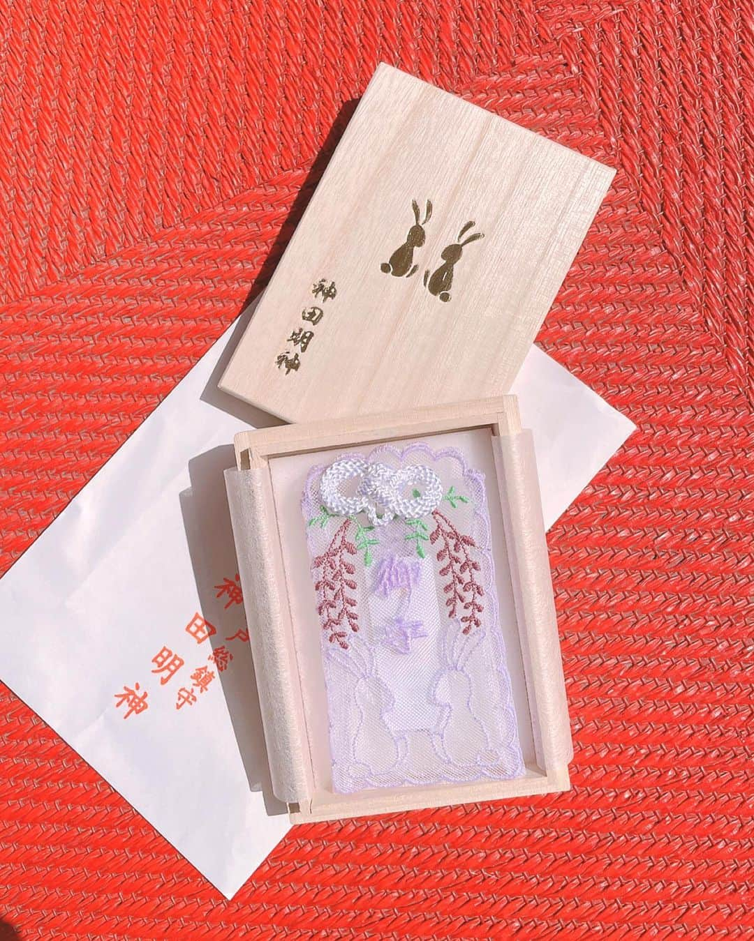 理絵さんのインスタグラム写真 - (理絵Instagram)「久しぶりに⛩神田明神へ  参拝を済ませ🙏🏻神馬あかりちゃんの所へ行き「おみくじ引いてくるね！」ってご挨拶して可愛いおみくじを引いたら大吉でした❕  『はなむけ』の由来が知れてよかった🐴  レースのお守り可愛いすぎました🤍  儚げですが中は透明なプラスチックで固定してあり頑丈です❕  #神田明神 #神馬 #神馬あかりちゃん #神馬あかりちゃんおみくじ  #レースのお守り #神社 #shrine #japan」4月3日 12時30分 - ____rie____