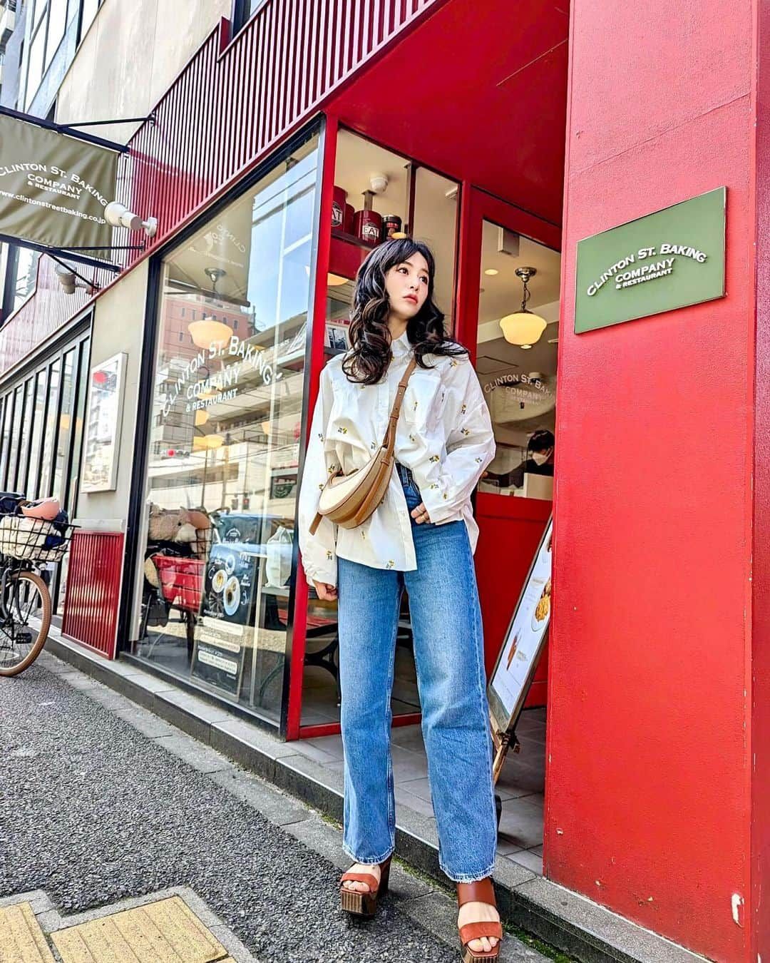 石井里奈さんのインスタグラム写真 - (石井里奈Instagram)「春ですね〜🌸 週末はすっかり春服でした👗 大好きなパンケーキ屋さんへ🥞 . tops... @hotping_japan  denim... @levis_japan  @amazonfashionjp  bag... @polene_paris  sandals... @celine  . ポレーヌのバッグは新作🫶 @amazonfashionjp で出会ったlevisのデニムはハイライズで脚長効果🙆‍♀️シャツもお花の刺繍入ってて可愛いの🌸 . ネイルも新しく春仕様🌸 ちゅるんとネイル🫶粘膜カラーというのかな？ナチュラルでかわいい！ @maki_rgrace ありがとう❣️ . #春コーデ #春服コーデ #春服 #デニムコーデ #levis #levis501 #デニム #denim #polene #韓国ファッション #韓国コーデ #オルチャンコーデ」4月3日 12時31分 - ri7tin1025