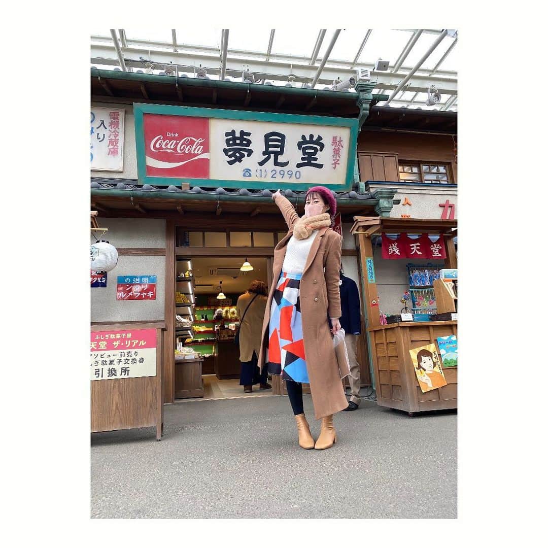 夢月せらのインスタグラム：「念願の！！西武園ゆうえんち🎡  行ってきましたぁ〜😍😍😍  夕日の丘商店街に入ってすぐに夢見堂なる駄菓子屋さんをみつけて記念写真(*´ ³ `)ﾉ 沢山住人さんにも会って遊んでもらって、喫茶ヴィクトリアでご飯食べてて本棚のラインナップを見てたら金色夜叉を見つけてまた記念写真w  一日の殆どを商店街で過ごしました♡  ゴジラザライド⋆͛🦖⋆͛も乗ったんだけど、そもそもゴジラ知らなかったから、ビビりな私にはアトラクション乗る前からびっくりして腰抜かしたり心臓に悪かった🥹笑 ずっと縮こまって叫び続けてました😂でもアトラクションはすっごい楽しかった笑 結果2回も乗ってしまいました😁  たのしかったーーーーぁ💖💖💖   #西武園ゆうえんち」
