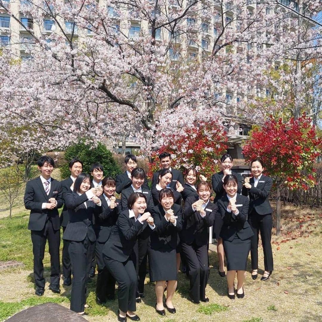 Hilton Odawara Resort & Spaのインスタグラム：「本日、16名の新卒新入社員が入社いたしました。ホテルに新しい風を吹かせるフレッシュな社員たちです。  お客様に最高のおもてなしを提供するため、本日より約2ヶ月の研修に入ります。  小さなことからコツコツと… ペッパーミルパフォーマンス！  #hiltonodawara #hilton #入社式 #新入社員 #小田原 #ヒルトン小田原 #ホスピタリティ #ホテルスタッフ」