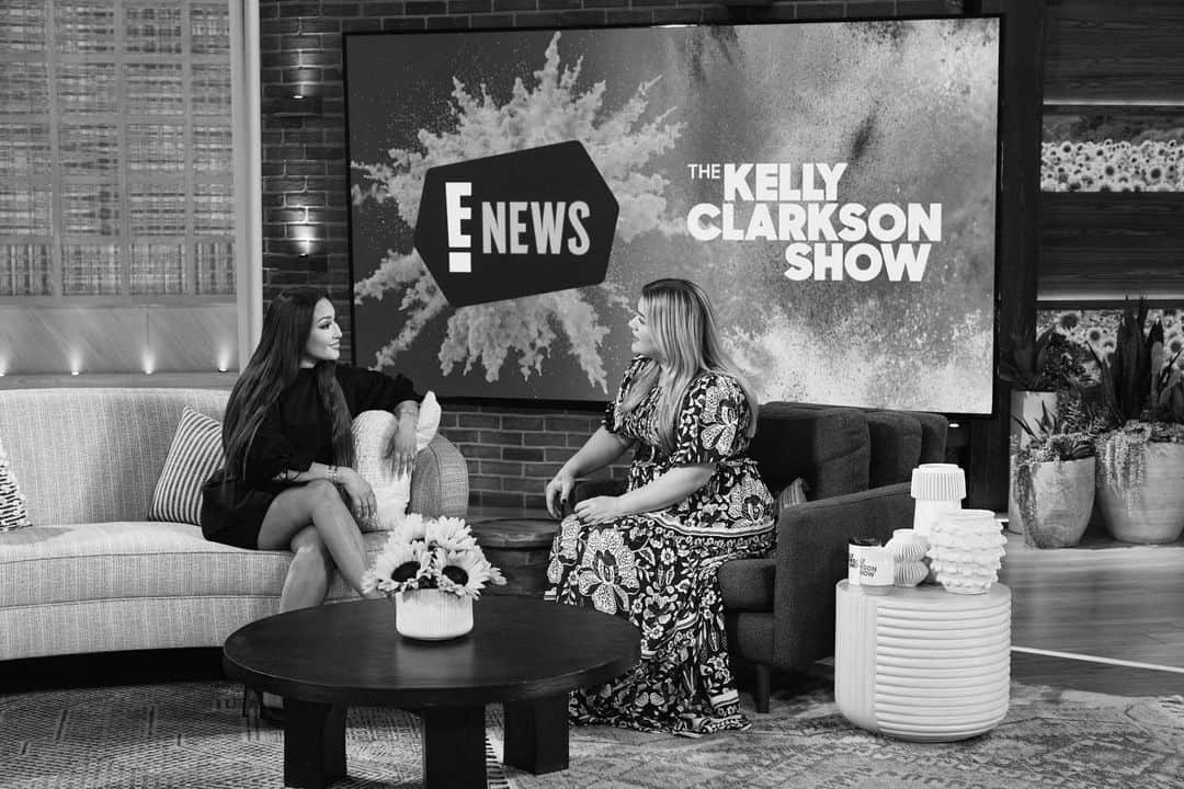 エイドリアン・バイロンさんのインスタグラム写真 - (エイドリアン・バイロンInstagram)「@enews x @kellyclarkson 📺  So excited for a Kelly Clarkson takeover on E! News tomorrow… Trust me, you don’t wanna miss it! - 11 PM on Monday night on @enews 🖤 Xx Photo Credit: Courtesy of Weiss Eubanks/ NBC Universal!」4月3日 12時34分 - adriennebailon