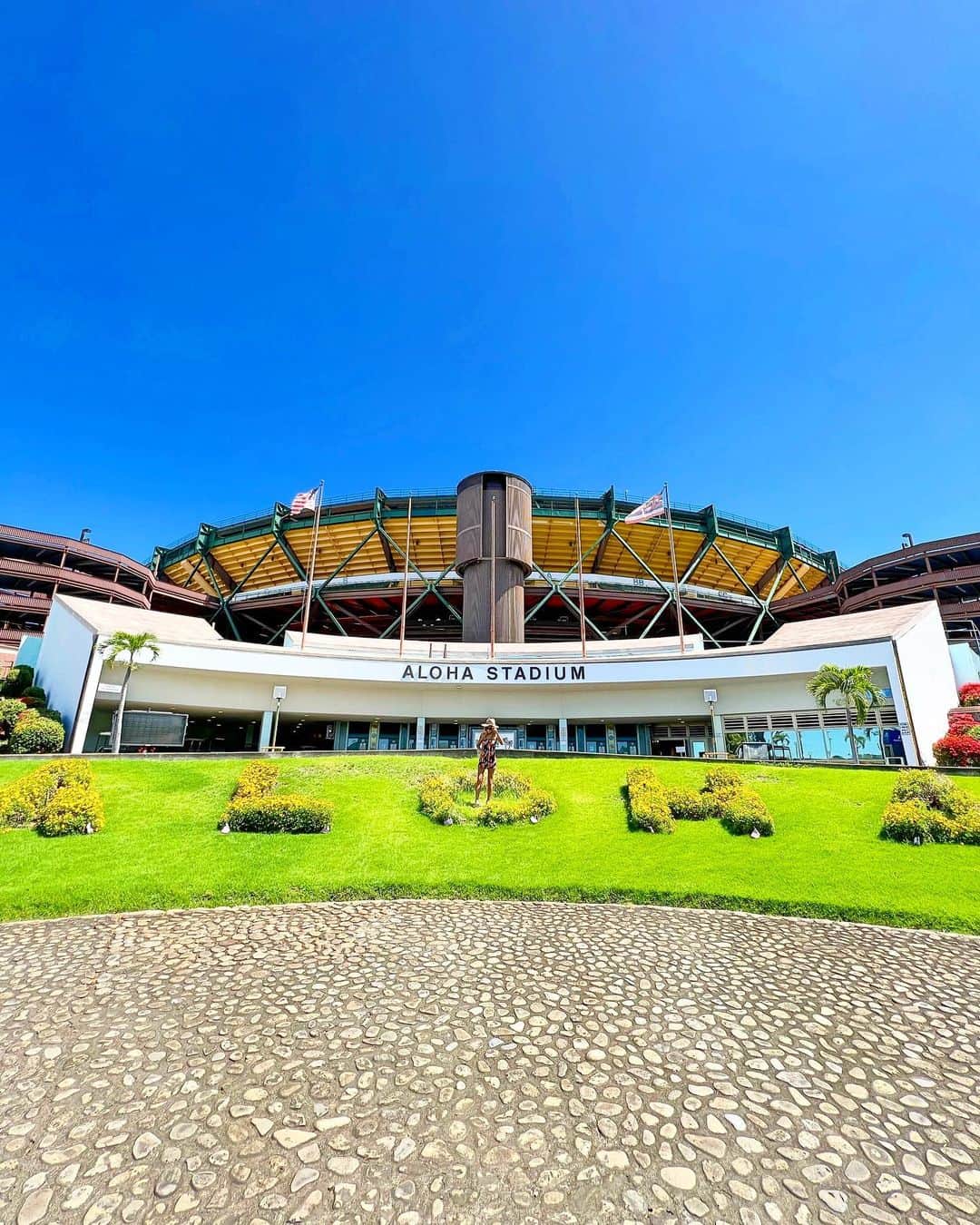 のインスタグラム：「💚🏟💚🏟💚 ・ 📍Aloha Stadium ・ 新しいスタジアム建設の為、 2月中旬からクローズとなっている 『アロハスタジアム』 ・ 中に入る事は出来ないけれど、 外観、そしてALOHAを見る事は いまはまだ可能。 よく見るとお花で作られたALOHAが とってもかわいい♡ ・ 敷地内で行われている スワップミートは 継続して開催されているょ♡ ・ #hawaii#islandofoahu#oahu#ハワイ#trip #オアフ島#travel#loco_hawaii#travel_jp #funtorip#タビジョ#旅MUSE#genic_travel #genic_mag#たびねす#旅行#genic_hawaii #alohastadium#stadium#aloha#oahuhawaii #tabijyomap_hawaii#lealeahawaii#2023」