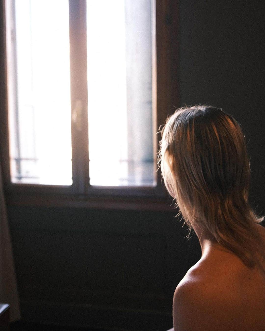 コーディー・シンプソンのインスタグラム：「‘I look at her and light goes all through me.’   1 year with you. Since I met you I’ve felt as though I’ve been living in perpetual sunlight. I like the sun because you can’t buy it, grasp it or possess it. You can only appreciate it when it’s there, feel it all over and let it make its way within. Love is quite the same. I love you, @emmamckeon.」