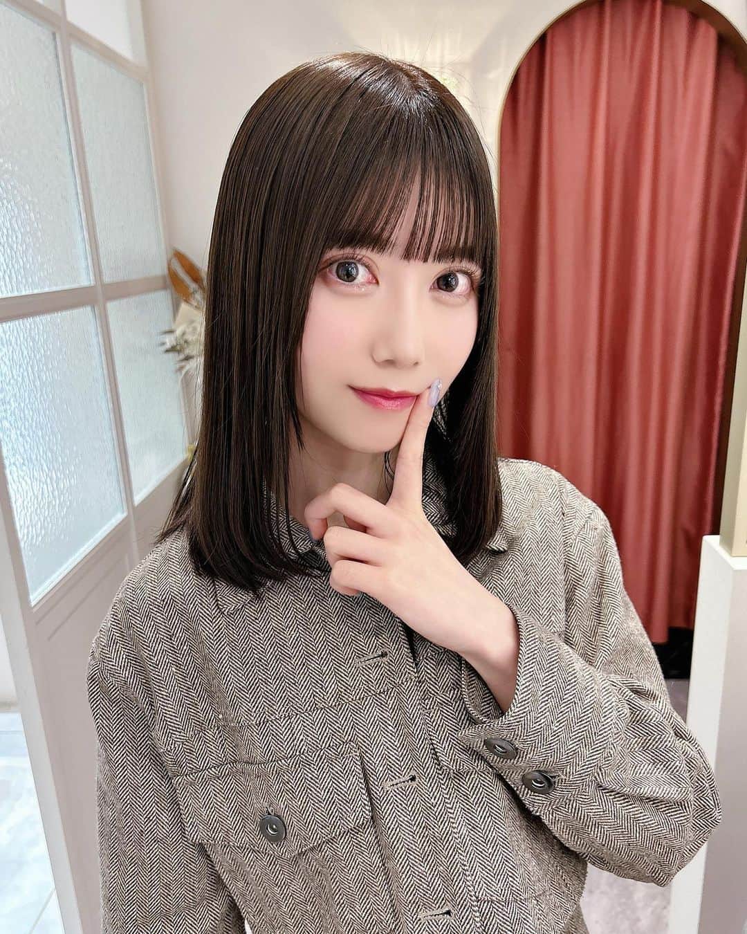 白瀬乃愛のインスタグラム：「・ 髪の毛綺麗になりました！ 3cmくらい切って整えてもらって カラーもトリートメントもしてもらいました🫧 少しダメージが気になってたんですが 山本さんのおかげでとぅるとぅるに 復活しました😂 ほんとにすごい、、魔法なのかな ありがとうございます🙇‍♂️        #Instalike #dailylook #Japaneseidol #asiangirls #selca #selfie #l4l #followme #透明感カラー #髪質改善 #idol #アイドル #ヘアアレンジ #ストレート #寫真 #セットアップ #春コーデ #自撮り女子 #トリートメント #outfit #今日のコーデ #ootd #粉我 #아이돌  #ไอดอล #셀카  #셀카그램 #덕질」