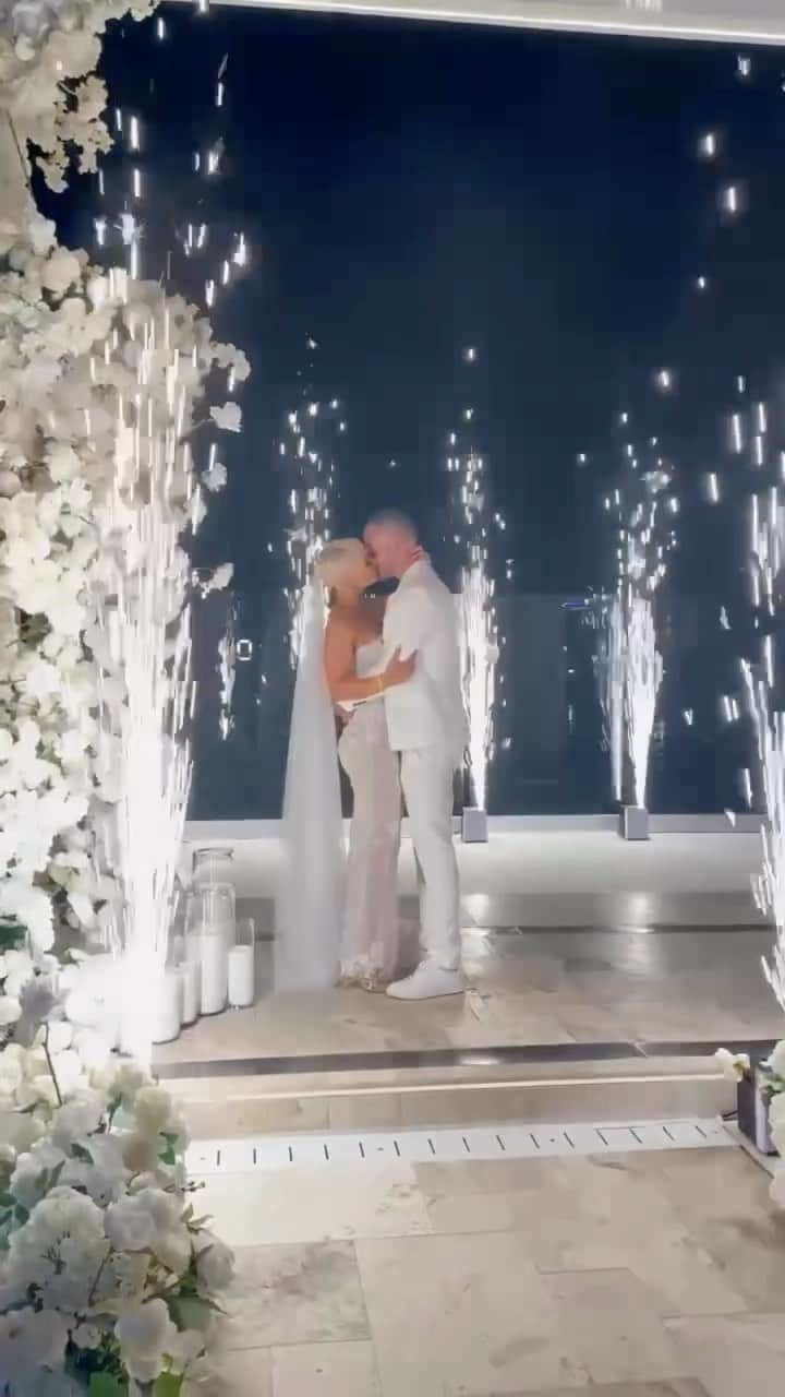 エリー・ゴンサルヴェスのインスタグラム：「Secretly surprising my husband on our wedding day by recording our first dance song in the studio for us to dance to 🤍  Thank you @tinyis1 for helping me make this happen   Wedding Planner | Stylist @alysiabridgerevents Wedding Venue @laluna.beachclub Photography @laurenschulzvisuals Film @followcaio @dominicthwaite  Accommodation Venue @palazzoversace  Transport @porschecentreGC Super Yacht @rivieraboats   Bridal gowns @oglialorocouture  Ross’s Suit @dyonsu Jewellery @calleijajewels  Hair @brodieleerokstar @LorealPro Make Up @alexperrinmua Media @weddedwonderland  Stylist @styledbybloom_  Flowers @theblossomtreecompany  Bouquet @mrsgibbonsflowers  Candles @candlesbyjessica  Champagne Tower @champagnewalls_goldcoast  Sax @mrsaxaustralia  Wedding Cakes @ekats  Fireworks @osmicproductions  Celebrant @marriedbyjake Private Dinner caterer @chef_mcleod @alfreshco_catering  Bridal robes @homebodii」