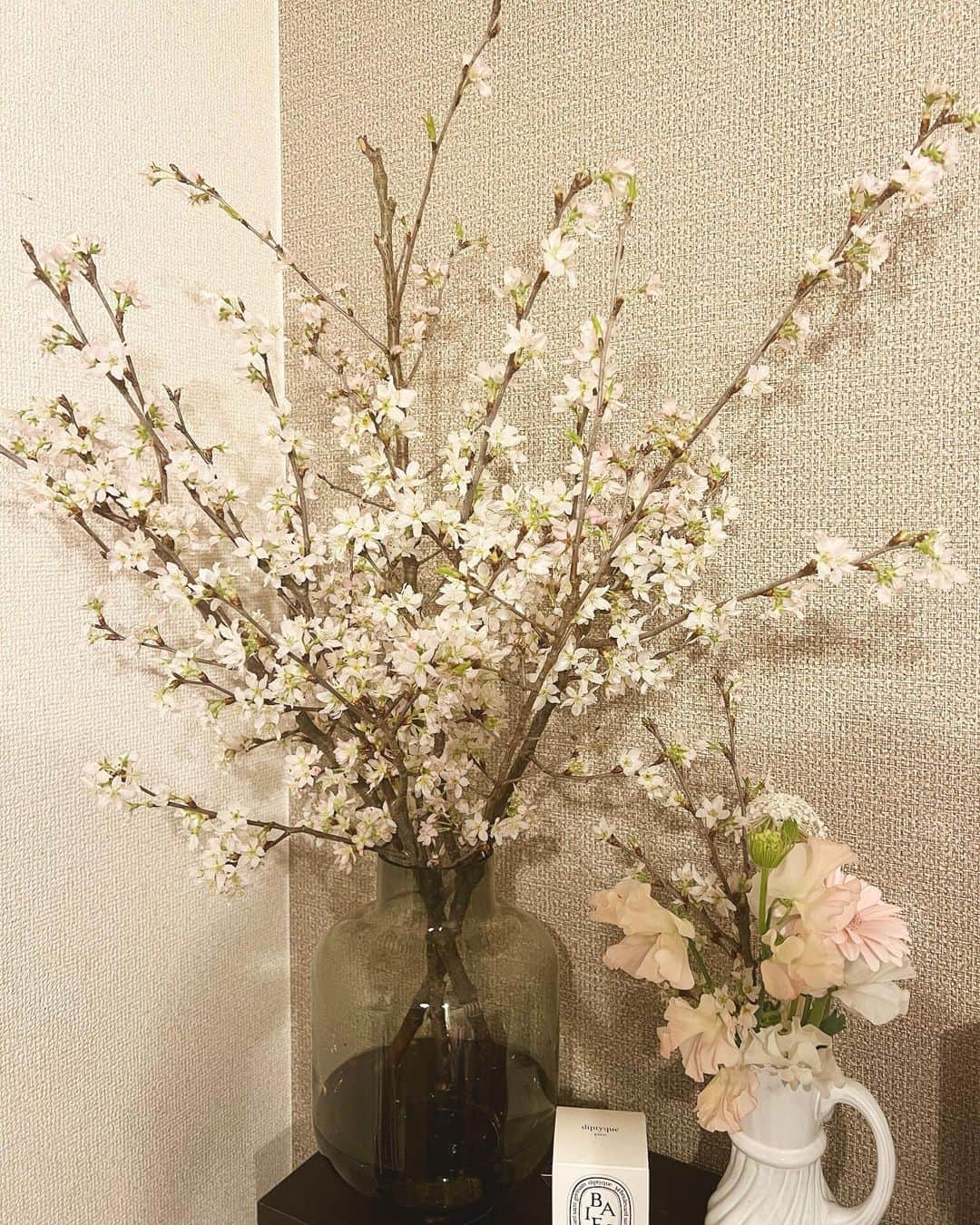 藤代有希のインスタグラム：「🌸4月レッスンスケジュール🌸  街を歩くと新年度感たっぷり。 ピカピカのスーツの方や通勤時に駅で迷ってる人…新しい生活が始まった方々をたくさん見かけました。  私も新たな気持ちでいろんなことと向き合う時となり、今月からちゃんとSNSを動かそうと再び決意😂  「今どこでレッスンしてますか？」 とよくお問い合わせがありますのでちゃんと更新させて頂きます🙇‍♀️❣️  【スタジオヨギー】 ・横浜スタジオ 月曜日→14:15〜15:15 ヨガ リラックス  ・中目黒スタジオ 木曜日→14:45〜15:45  第1,3,5週　ヨガ リラックス 第2,4週  ムーブメント&メディテーション  ・池袋スタジオ 土曜日→15:45〜17:00  ヨガFlow1  【ロコスポーツ杉田】 月曜日→10:30〜11:30 ヨガ 火曜日→18:35〜19:35 インナーボディコントロール  【スタジオ ブーサング】 金曜日→11:00〜12:00 ヨガ （スタジオブーサングでは、ヨガの基本のきというクラスを7日、14日開催します。）  オンライン開催【yoggy air】 水曜日→7:00〜7:30 ウェイクアップリラックス  その他、プライベートクラスや企業などでのレッスンも行なっております。  新しいことを始めることや変化というものは時には不安な気持ちになることがあります。頭考えてもわからない未来を恐れずに訪れる出来事を軽やかに楽しめたらいいですよね🌸  ヨガは、チャレンジや変化を楽しむことを学ぶことができます✨✨  クラスのご参加お待ちしております🌸  #藤代有希 #ユキ #yoga #ヨガ #ヨーガ #meditation #瞑想 #メディテーション #マインドフルネス #いま #ありのまま #ヨガインストラクター #ボディバランストレーナー #インナーボディコントロール #qvcジャパン #商品アドバイザー #健やかに #しなやかに #いま #ありのままで #ブーサング #横浜 #元町ヨガ #スタジオヨギー #杉田 #オンラインレッスン #オンラインヨガ #産後 #プライベートレッスン」