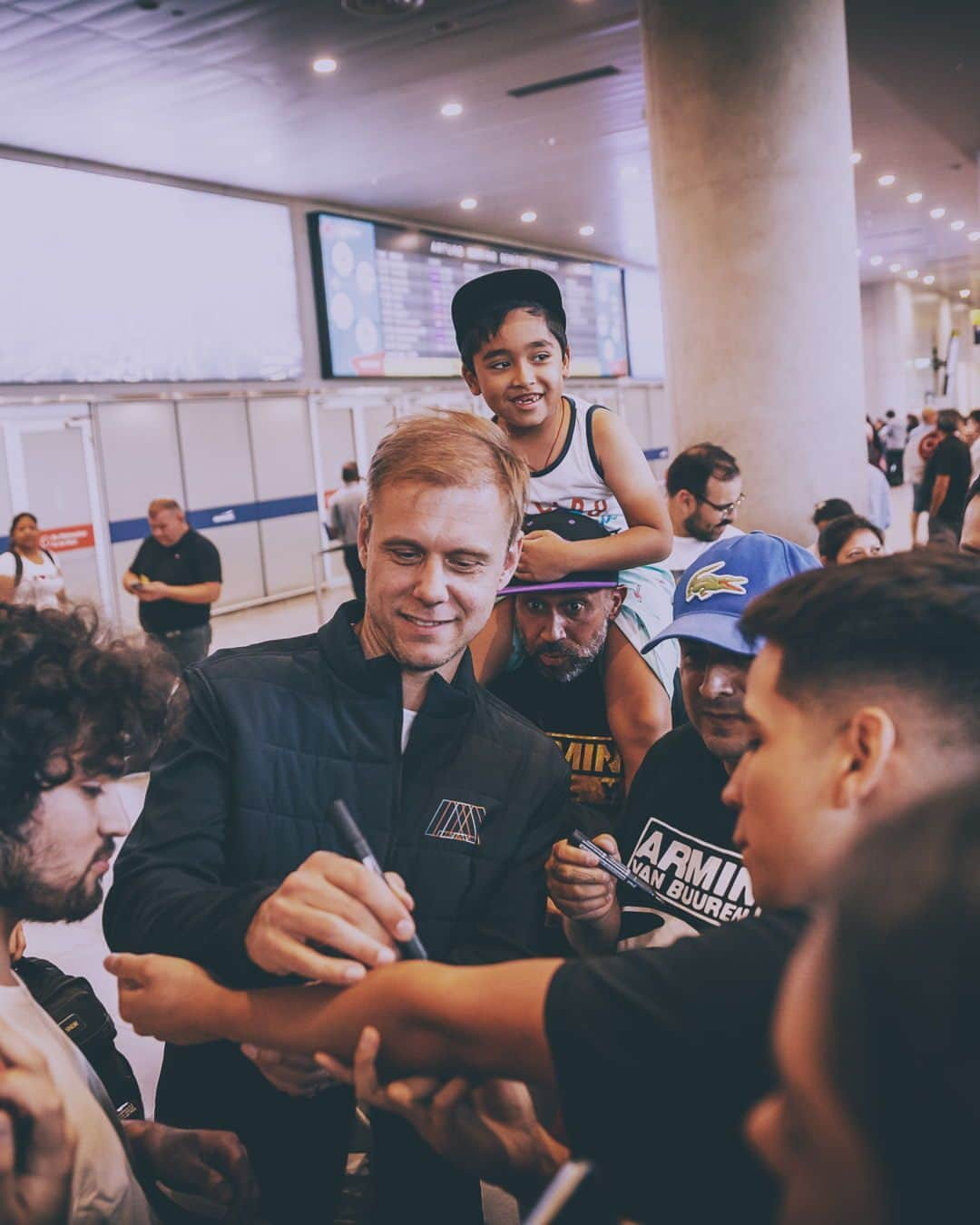 Armin Van Buurenさんのインスタグラム写真 - (Armin Van BuurenInstagram)「The one thing I love most about being on tour is meeting all of you!」4月3日 23時41分 - arminvanbuuren