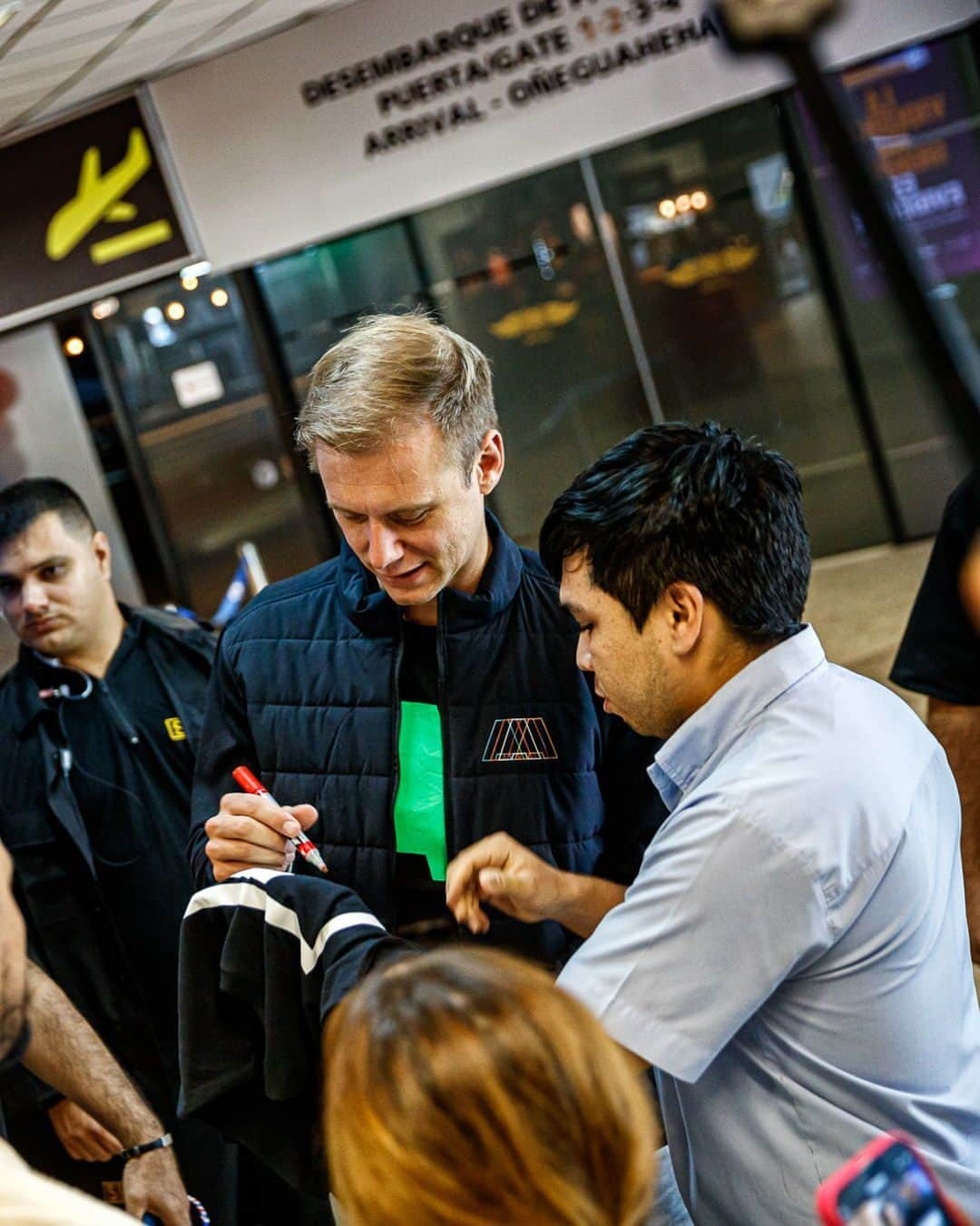 Armin Van Buurenさんのインスタグラム写真 - (Armin Van BuurenInstagram)「The one thing I love most about being on tour is meeting all of you!」4月3日 23時41分 - arminvanbuuren