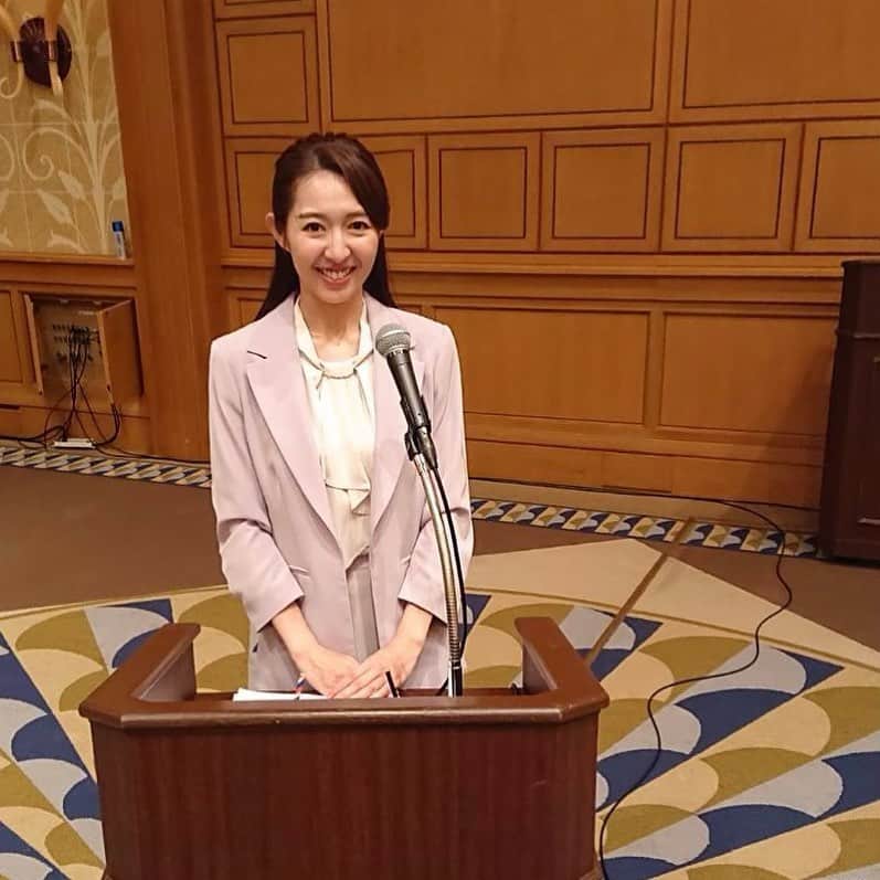 阿部智帆のインスタグラム：「🫶  企業様の司会のお仕事でした😌  新年度、新たなスタートを迎えた方々も多いでしょうか🌸 新生活の方も、そうでない方も 充実した一年となりますように😌✨  そして、ここでのフリートークまで GIANTSの話をしてきました笑 我ながら、どんだけ😂🧡」