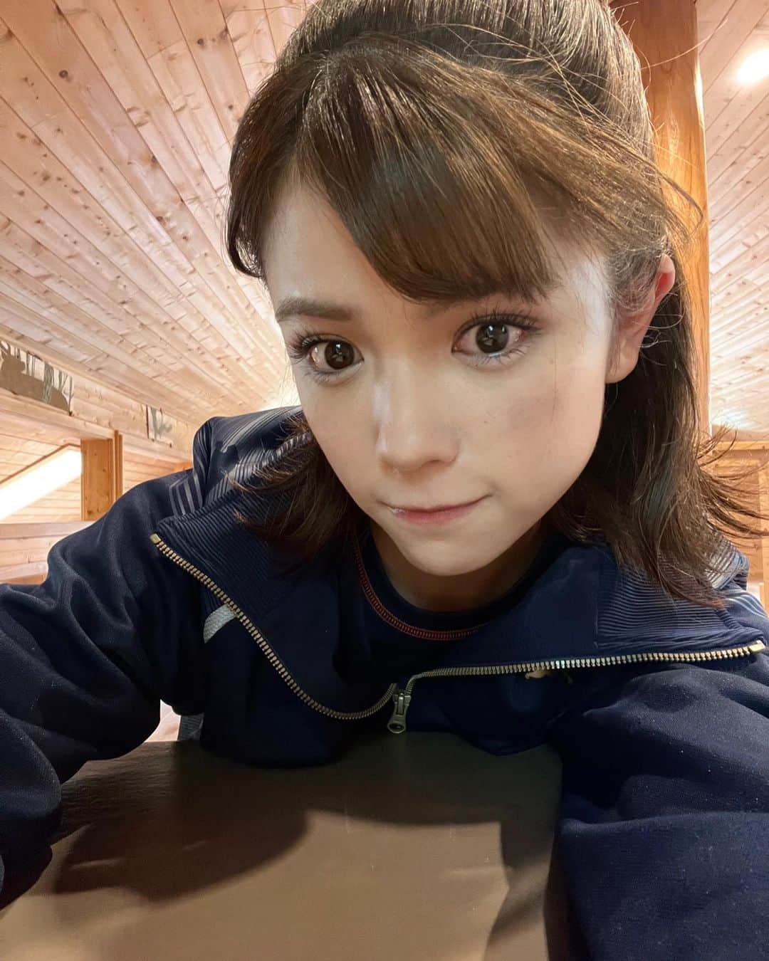 村山優香のインスタグラム：「宇宙から発信中🛸👽 リュウモンくんの別荘 広かったな～ くつろいじゃった  そろそろ地球に遊びに行きたいな〜  #ウルトラマンデッカー」