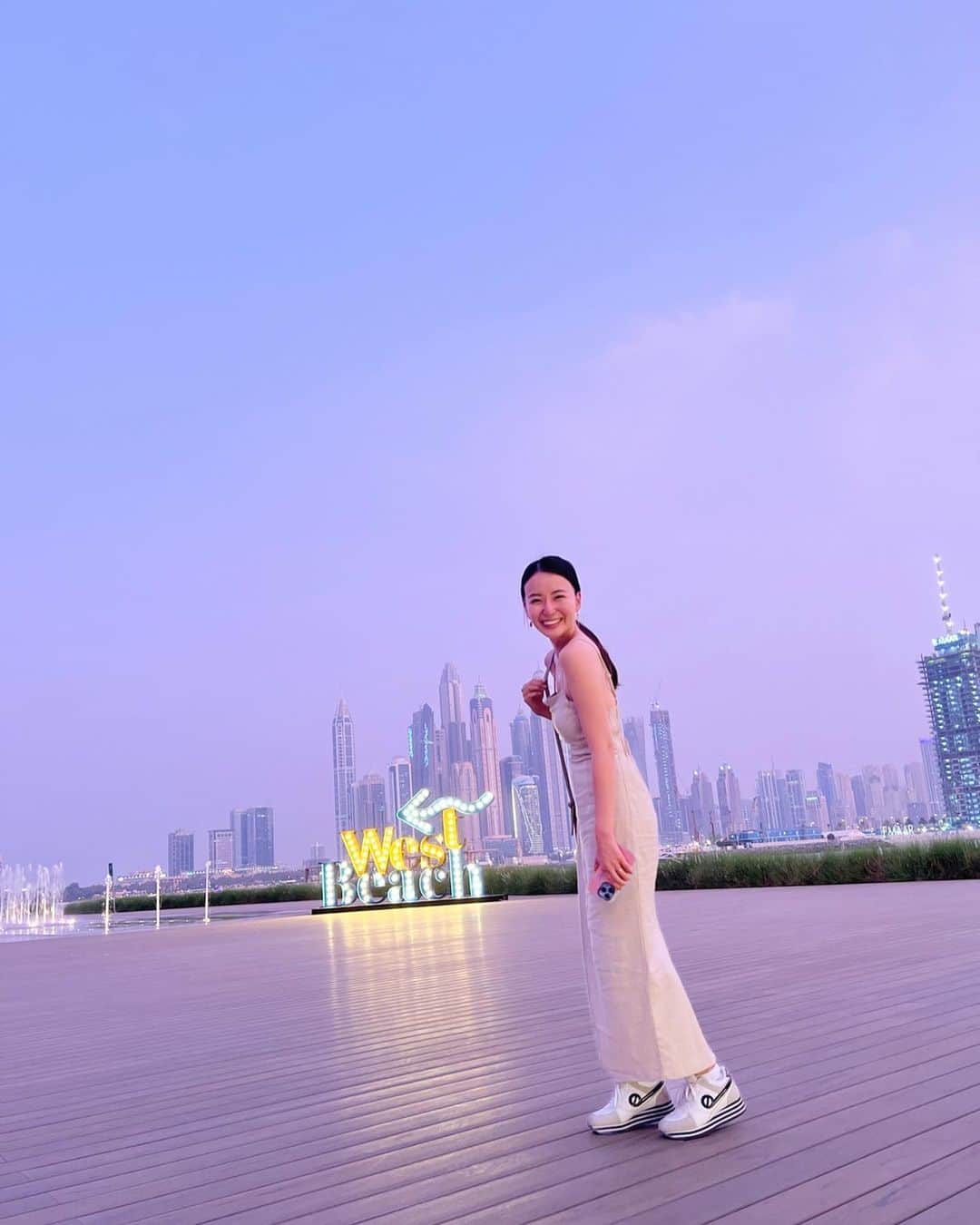 岩間恵さんのインスタグラム写真 - (岩間恵Instagram)「去年の7月に訪れたドバイ🇦🇪 旅VLOGをYouTubeでやっと公開したので、懐かしいなぁと思いながら写真見返してた📸  大好きな友達にも会えて♡ @yuho_asa 最高の旅だったなぁ  ぜひYouTube見てね🫶🌏  ...それにしても私の楽しそうな顔よ  #だって本当に楽しかった #tbtってやつ #今年はどこへ行こう　@mame_trip ✈︎❣️」4月3日 22時19分 - iwamame