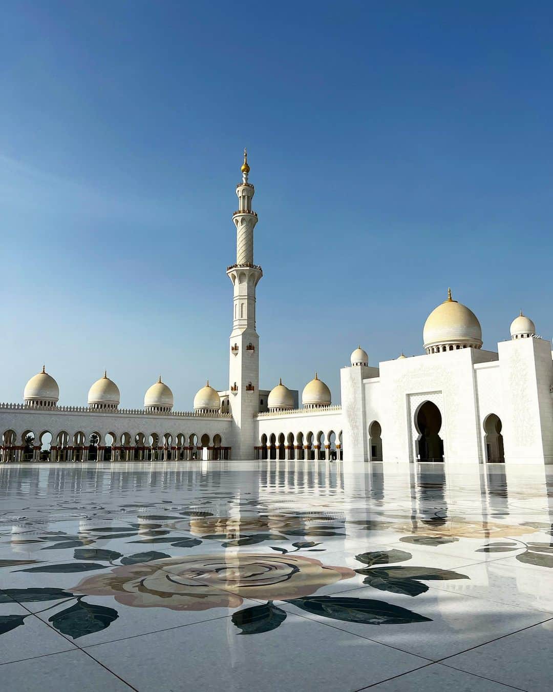 岩間恵さんのインスタグラム写真 - (岩間恵Instagram)「去年の7月に訪れたドバイ🇦🇪 旅VLOGをYouTubeでやっと公開したので、懐かしいなぁと思いながら写真見返してた📸  大好きな友達にも会えて♡ @yuho_asa 最高の旅だったなぁ  ぜひYouTube見てね🫶🌏  ...それにしても私の楽しそうな顔よ  #だって本当に楽しかった #tbtってやつ #今年はどこへ行こう　@mame_trip ✈︎❣️」4月3日 22時19分 - iwamame