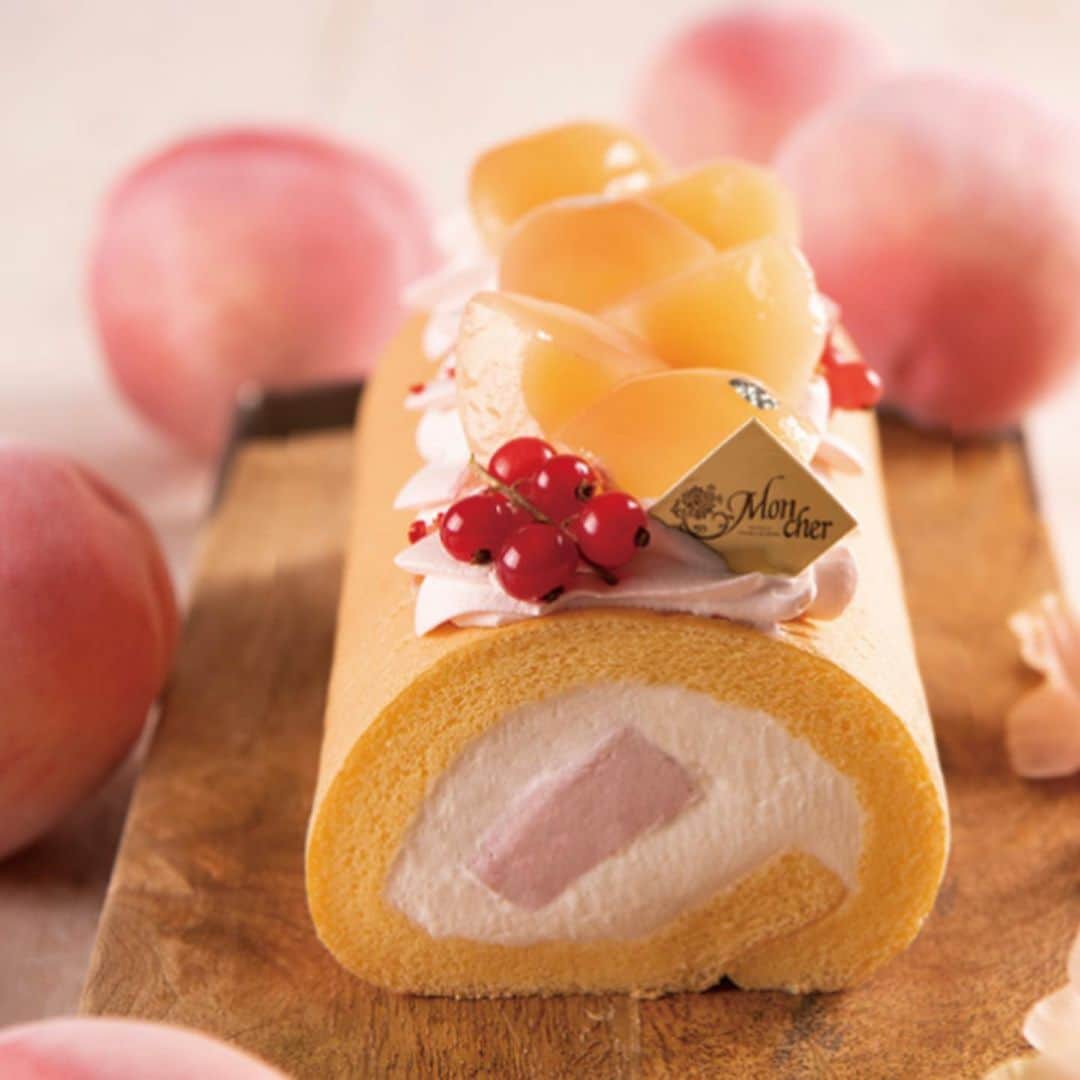 堂島ロール（モンシェール）さんのインスタグラム写真 - (堂島ロール（モンシェール）Instagram)「. . 全国れ冷凍配送致します 🍑 堂島サワーピーチロール🍑  . ヨーグルト風味のサワーミルククリームと桃のムースをしっとりと焼き上げた生地で包みました。  ほんのりピンクに色づいたクリームとカットした桃で愛らしくデコレーションした桃づくしのロールケーキです。  堂島サワーピーチロール 2,592円（税込）  .  ※モンシェールHP通販ページにて24時間 ネット予約受付しております。  路面店:0120-96-1006 （コールセンター）  . @mon-cher.com  #モンシェール #moncher  #堂島ロール #dojimarool  #桃スイーツ #桃デザート　 #ロールケーキ  #rollcake   #通販ケーキ #通販デザート　 #心斎橋カフェ #心斎橋ランチ  #リヴァージュモンシェール  #モンシェールミッドランドスクエア #メルシーモンシェール  #モンシェールディフュゼ　 #mercimoncher #rivargemoncher  #Mon cher diffusé倉敷」4月3日 22時12分 - dojima_moncher