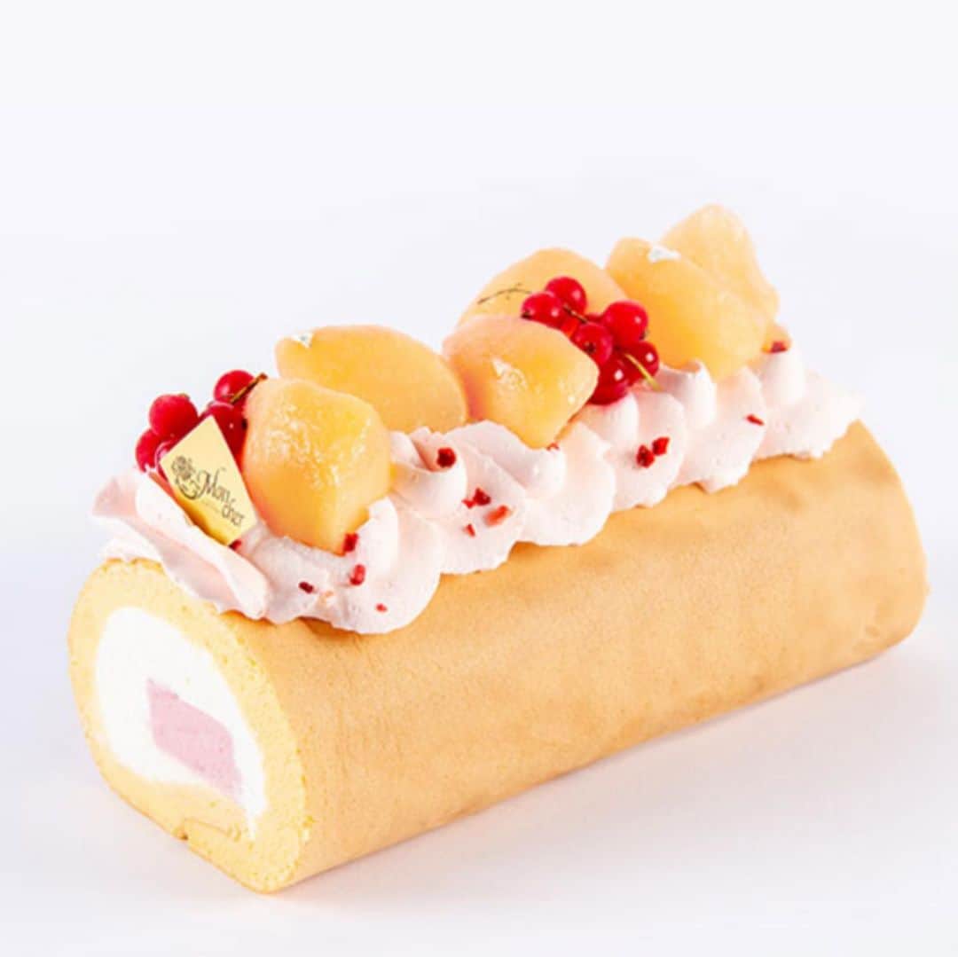 堂島ロール（モンシェール）さんのインスタグラム写真 - (堂島ロール（モンシェール）Instagram)「. . 全国れ冷凍配送致します 🍑 堂島サワーピーチロール🍑  . ヨーグルト風味のサワーミルククリームと桃のムースをしっとりと焼き上げた生地で包みました。  ほんのりピンクに色づいたクリームとカットした桃で愛らしくデコレーションした桃づくしのロールケーキです。  堂島サワーピーチロール 2,592円（税込）  .  ※モンシェールHP通販ページにて24時間 ネット予約受付しております。  路面店:0120-96-1006 （コールセンター）  . @mon-cher.com  #モンシェール #moncher  #堂島ロール #dojimarool  #桃スイーツ #桃デザート　 #ロールケーキ  #rollcake   #通販ケーキ #通販デザート　 #心斎橋カフェ #心斎橋ランチ  #リヴァージュモンシェール  #モンシェールミッドランドスクエア #メルシーモンシェール  #モンシェールディフュゼ　 #mercimoncher #rivargemoncher  #Mon cher diffusé倉敷」4月3日 22時12分 - dojima_moncher