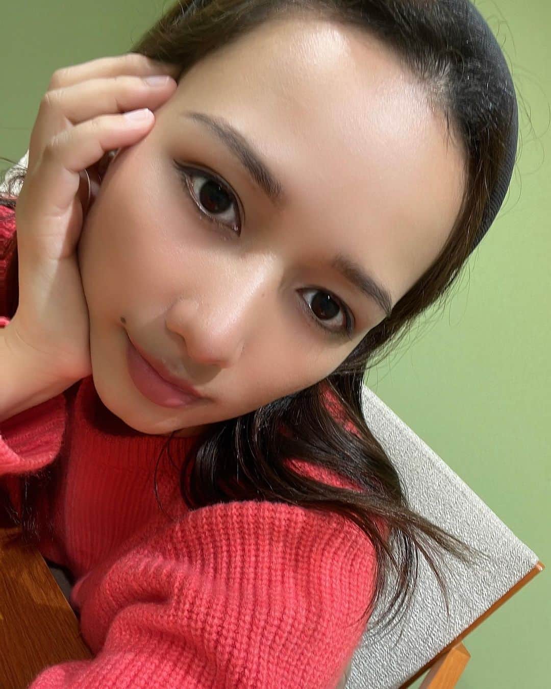 豊原江理佳のインスタグラム：「こんばんは☺︎  4月に入りました🌸 あちこちで桜を見かけることも多くなって、歩きたい気分になる日が多いです♪ 写真は目黒川沿いの桜です(^^)  私は今新しい事にチャレンジする毎日を送っています。新しい事を目の前にするとき、いつも足がすくんだり、ドキドキしたりします。でもやってみたら今までに見たことのない景色が見えて、あぁやってよかったなって。その先にある景色が見たいっていつも思うから、怖い気持ちにも勝てるし、何よりも挑戦することは楽しいです。  皆さんによいお知らせができるように…。頑張ります💪 とっても楽しい毎日を過ごしています^_^  寒暖差が激しいので 風邪などひかないように…」