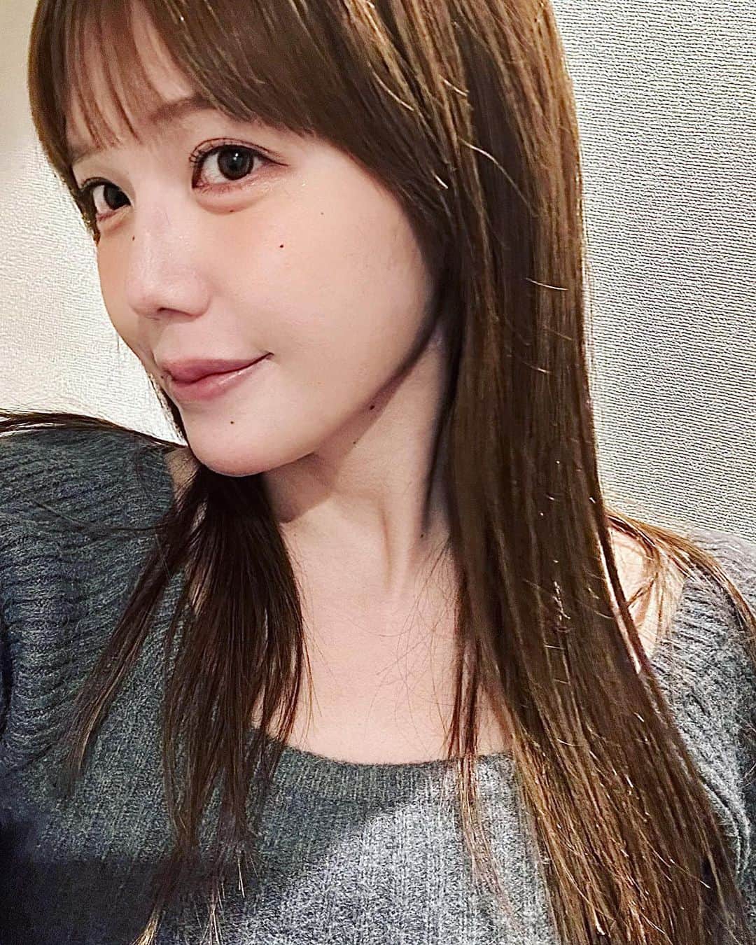 青木歌音のインスタグラム：「数日前までショートだったのに 本日からまたロングになりまｼﾀｧ!!  髪型変えスギィ。」