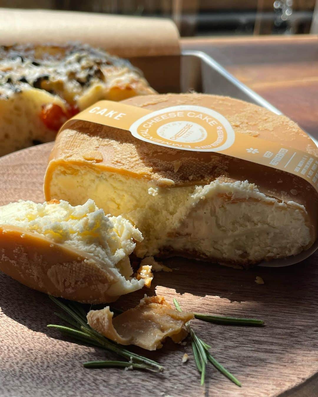 のインスタグラム：「@cheeseindustry  建設が気になった&せっかくならチーズケーキ食べてみよう  行ってみた #치즈인더스트리  うん！うん！うん！  益善洞（イクソンドン）にここの系列店（同じ建設会社、デザイン会社かな）色々ありました。  #1日1こうこりあさんぽ」