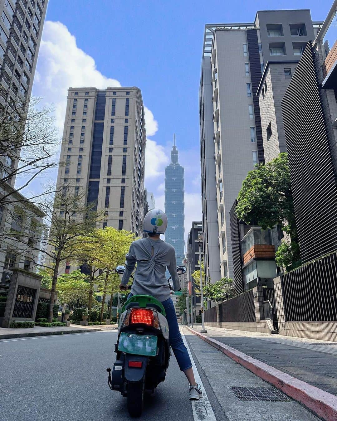 煌月爽矢さんのインスタグラム写真 - (煌月爽矢Instagram)「. . 人生で初めて！！！！！！ 電動バイク乗った！！！ ⁡ 友達に教えてもらったから今日は台北市内で走ったけど、今後は台北では運転する勇気はやっぱりないなぁー😂 離島に行った時の為に練習したかったのでした😄 ⁡ ⁡ でも何にしても『人生初』というのは面白い👏 単純に『出来ること』が増えたのがめっちゃ嬉しい！！ ⁡ 明日香ちゃん、教えてくれてありがとう♡ @asuka_taiwanlife  ⁡ ⁡  今天我第一次騎摩托車了！！！！ 超級緊張XDDD 雖然我擁有駕照，卻從來沒騎過😂所以請教一位朋友騎法🛵 我覺得要上手需要一點時間。 佩服台灣人。。。你們每個人都會騎😂 之後我去南部或是離島的時候要騎〜」4月3日 22時16分 - nakahara.yuuki