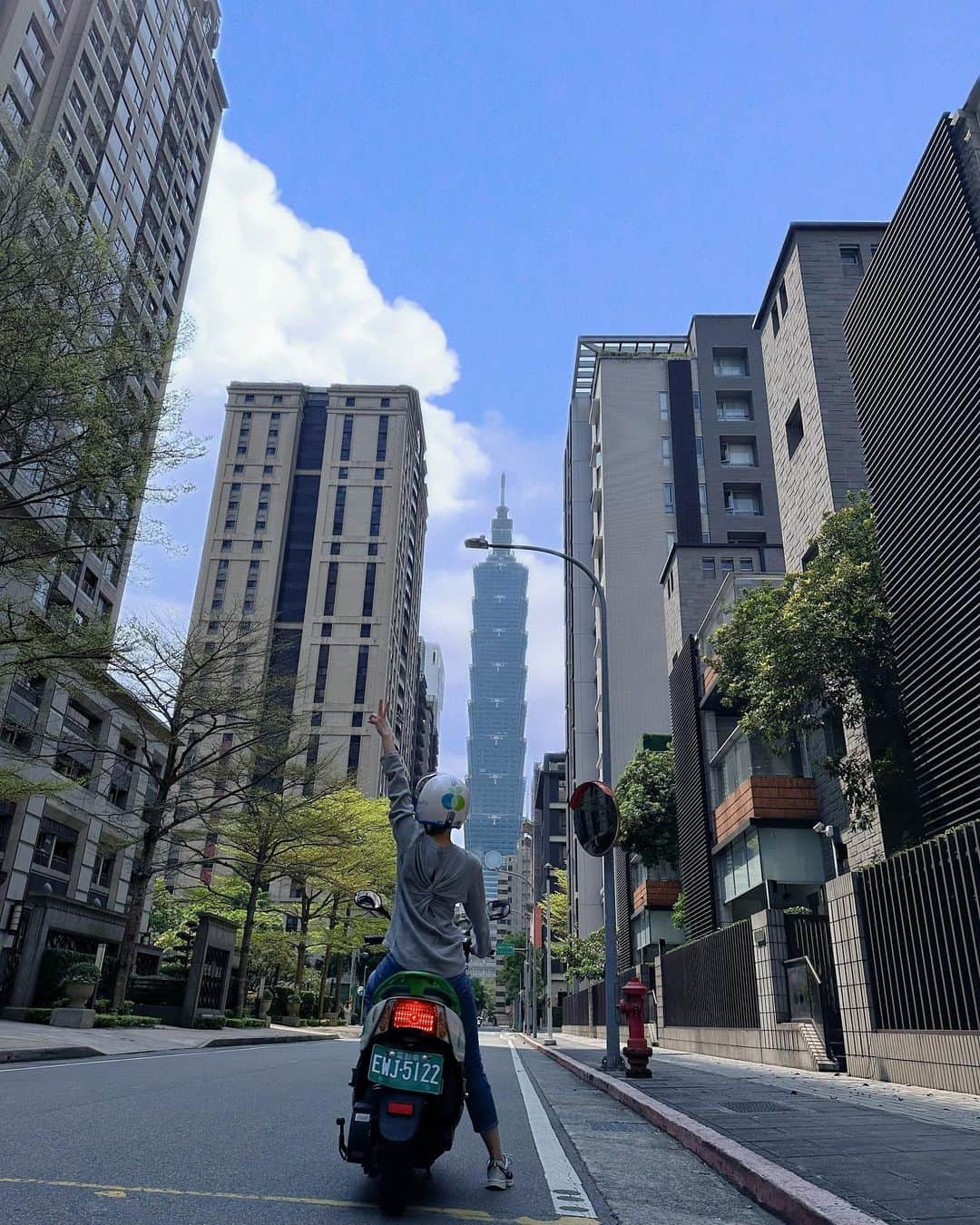 煌月爽矢のインスタグラム：「. . 人生で初めて！！！！！！ 電動バイク乗った！！！ ⁡ 友達に教えてもらったから今日は台北市内で走ったけど、今後は台北では運転する勇気はやっぱりないなぁー😂 離島に行った時の為に練習したかったのでした😄 ⁡ ⁡ でも何にしても『人生初』というのは面白い👏 単純に『出来ること』が増えたのがめっちゃ嬉しい！！ ⁡ 明日香ちゃん、教えてくれてありがとう♡ @asuka_taiwanlife  ⁡ ⁡  今天我第一次騎摩托車了！！！！ 超級緊張XDDD 雖然我擁有駕照，卻從來沒騎過😂所以請教一位朋友騎法🛵 我覺得要上手需要一點時間。 佩服台灣人。。。你們每個人都會騎😂 之後我去南部或是離島的時候要騎〜」