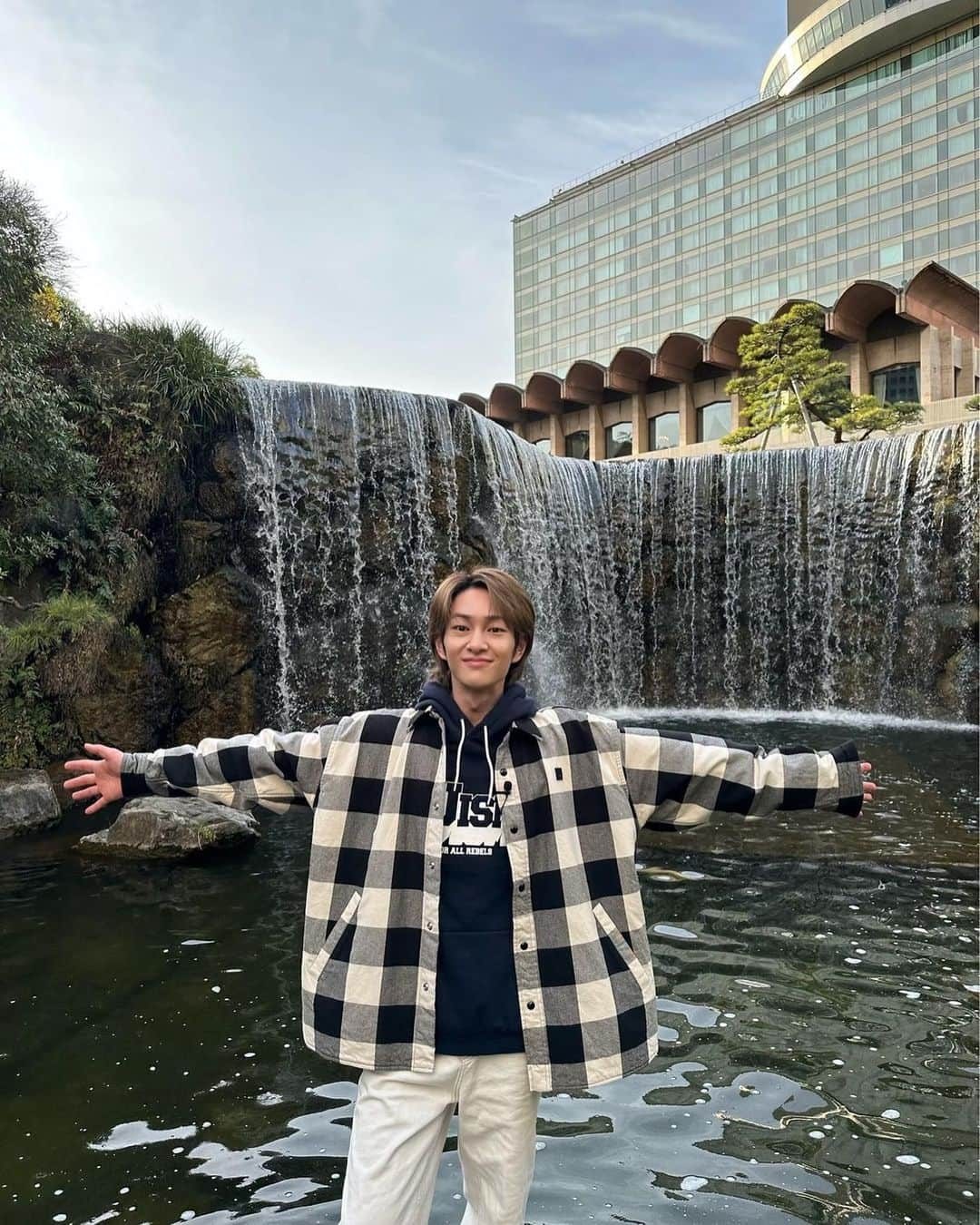 SHINeeのインスタグラム：「ONEW's TOKYO Vlogビハインド写真公開📷  本当に癒されました〜🍀 ⭕️https://youtu.be/qc2G12sxaWw  #ONEW #온유 #SHINee #샤이니 #Circle #ONEW_Circle #O_NEW_NOTE #오뉴노트  #TOKYO」