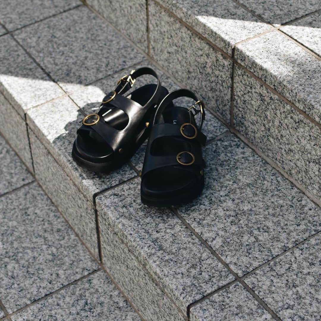 オンラインショップ アットシェルタのインスタグラム：「LAROUTE〉 2023 SS/COLLECTION   COMING SOON..  #laroute #larouteshoes #abahouse #サンダル  #ラルート」