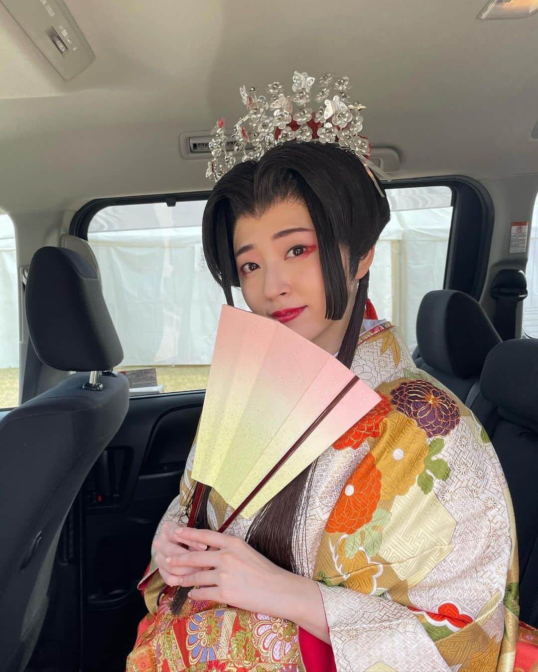 鈴木愛理さんのインスタグラム写真 - (鈴木愛理Instagram)「🏯 #松山春まつり  姫役で参列させていただきました。 4年ぶりの開催らしく、とても街が盛り上がっていました！！！ こんな貴重なタイミングでお祭りに参加できたこと、とても光栄に思います。  参列中、久々に名前を声で呼んでいただいたり、初めて姫〜！と叫ぶ声を受け取ったり🤣とっても楽しい1日でした。  20年この世界にいて、はじめましての姫姿👘 今回は腰巻き姿のお姫様で着付けしていただき、カツラは天正時代の髪型のものでした☺️  昔の姫様はこんな感覚で生きていらっしゃったのかなと、少しタイムスリップしたような気持ちにもなりましたし、なんと言っても初めて見る自分の富士額姿になかなか見慣れないうちに1日が終わりましたが、なかなかできない貴重な経験に感謝いたします☺︎  #1番最後の写真の姿が1番しっくり  愛媛には久々の上陸。 実はお祭りのあと一泊して、今日松山を堪能してから帰ってきたので、松山投稿もすぐしますね♡  また皆様にお会いできますように！」4月3日 22時22分 - airisuzuki_official_uf