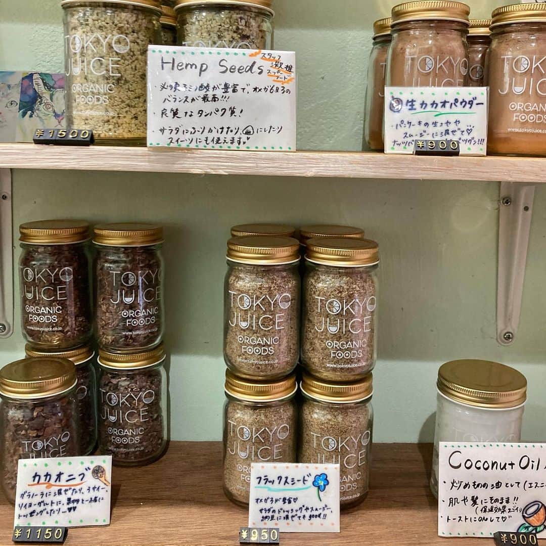 山田優依さんのインスタグラム写真 - (山田優依Instagram)「《TOKYO JUICE in Gaienmae》  【トウキョウジュース】 📍外苑前駅/ジューススタンド  外苑前の隠れ家の様な空間にあり、マッチョな海外の 男性や、ヨガ終わりという素敵なマダムだったり 健康意識の高そうな方が沢山来ているスタンド  どのお客さんもお一人で、さくっとテイクアウトしたり 店内にあるカウンターでイートインしたり お店の方も感じが良く、一人でも入りやすい空間です😊  今回飲んだ"アセロラアーモンドC1000"には ビタミンCがレモン果汁の約34倍含まれるという アセロラ、イチゴ、バナナ、自家製アーモンドミルクに アーモンドバター等天然ビタミンCが 1000mgも✨  美味しさはもちろんですが、びっくりする程 飲みごたえがあって満足感😳✨  ヴィーガンやグルテンフリーのスイーツや クレンズジュース、アサイー等も美味しそう🤩  【TOKYO JUICE】 外苑前駅より徒歩5分 ［月〜金］8:30〜18:00 ［土日・祝日］10:00〜18:00 ● アセロラアーモンドC1000 ¥910  お家ご飯も玄米や全粒粉、米粉を意識していて 豆乳カルボナーラをBASEFOODの雑穀生パスタを 使って作ってみました☺️   #外苑前カフェ　#グルテンフリーカフェ #BASEFOOD #BaseFoodLife  #basebread @basefood_tokyo #ベースフードアンバサダー  #ベースフードフォトコンテスト」4月3日 22時23分 - yui_gourmetwalker