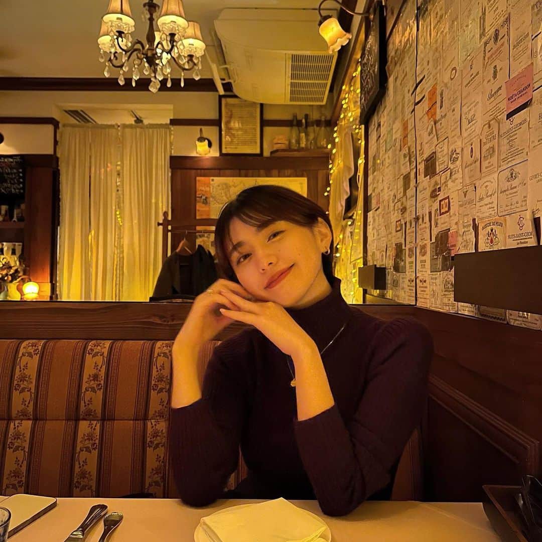 MIORIのインスタグラム：「照明がやたら黄色かったお店🌛  キッシュが美味しかったな〜 (写真ない😂)  3枚目まで見てね😂 感想ちょうだい😂😂😂」